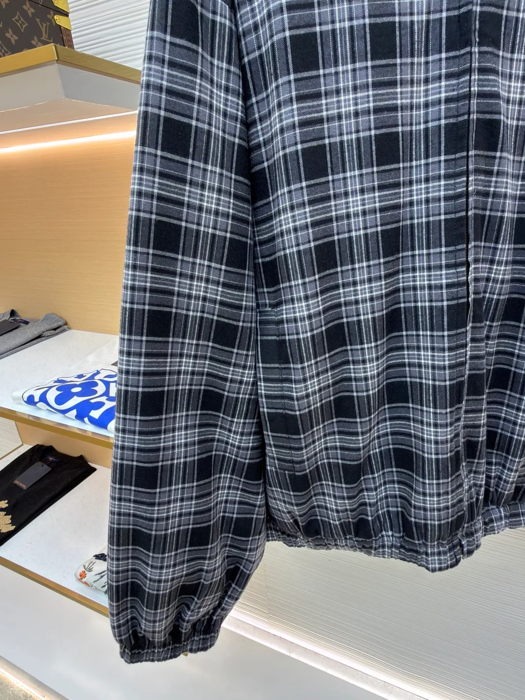 Balenciaga plaid 3M embroidered double-sided jacket ●Item number: 1682242-C55 ●Material: cotton fabric ●Technology: made on positioning cutting machine ●Color: gray ●Version: fitted version ●Weight: about 1355 grams ●Size: XS-S-M-L ●Description: This plaid hooded jacket is made of high-count worsted cotton and linen blended fabric. It has been pre-washed and treated with water. It has a stiff texture and a soft and skin-friendly wearing experience. The plaid pattern is woven through yarn-dyed jacquard technology. The warp and weft yarns are accurately aligned. The plaid pattern from the body to the sleeves and placket is connected without misalignment, demonstrating superb tailoring skills. The placket is equipped with a custom-made brass zipper, which has tight teeth and is smooth and easy to pull. The zipper head is engraved with brand logo details. The hood is three-dimensionally cut, with breathable mesh lining inside. The cuffs and hem are designed with elastic ribbing, and the tightness can be adjusted freely. The overall stitching adopts double-needle overlocking technology, and the stitching is even and fine. Each stitching has been adjusted through repeated trial versions to ensure that the shape is stiff and the movement is unrestricted. The brand embroidery in the details uses the same color stitches, highlighting the craftsmanship in a low-key manner. The overall wiring is straight and delicate, the fabric is comfortable and soft, and the color is consistent without color difference. It can be matched with the same style to create a fashionable look and control various occasions. Customized accessories, complete with three standards, same style for men and women!