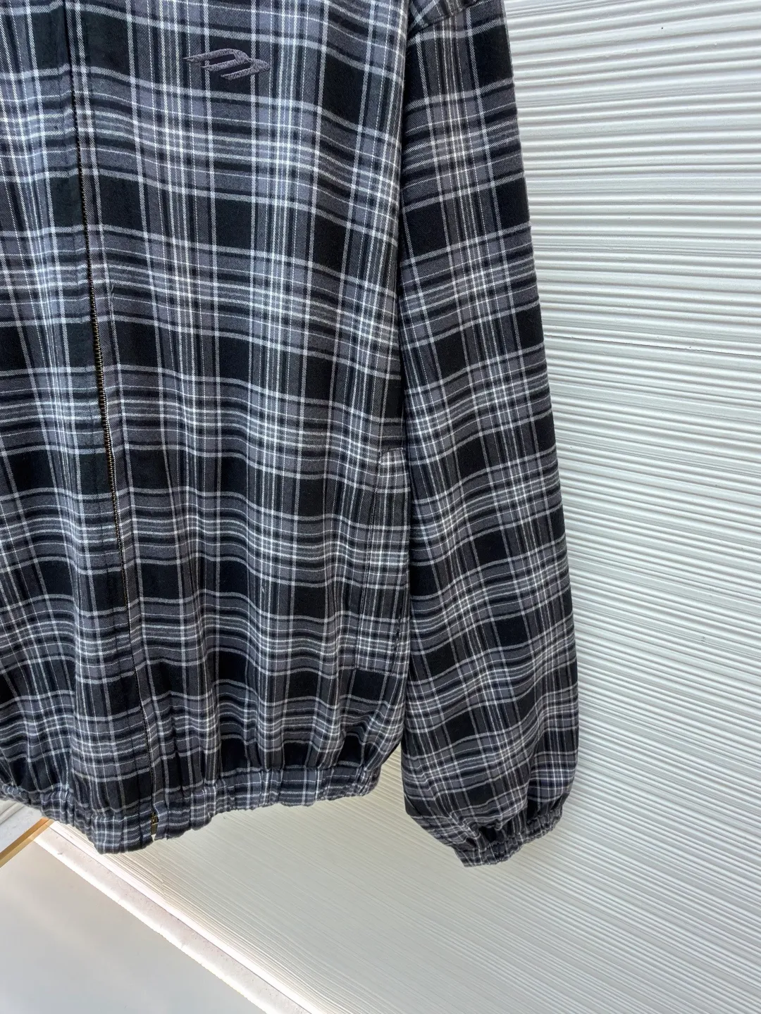 Balenciaga plaid 3M embroidered double-sided jacket ●Item number: 1682242-C55 ●Material: cotton fabric ●Technology: made on positioning cutting machine ●Color: gray ●Version: fitted version ●Weight: about 1355 grams ●Size: XS-S-M-L ●Description: This plaid hooded jacket is made of high-count worsted cotton and linen blended fabric. It has been pre-washed and treated with water. It has a stiff texture and a soft and skin-friendly wearing experience. The plaid pattern is woven through yarn-dyed jacquard technology. The warp and weft yarns are accurately aligned. The plaid pattern from the body to the sleeves and placket is connected without misalignment, demonstrating superb tailoring skills. The placket is equipped with a custom-made brass zipper, which has tight teeth and is smooth and easy to pull. The zipper head is engraved with brand logo details. The hood is three-dimensionally cut, with breathable mesh lining inside. The cuffs and hem are designed with elastic ribbing, and the tightness can be adjusted freely. The overall stitching adopts double-needle overlocking technology, and the stitching is even and fine. Each stitching has been adjusted through repeated trial versions to ensure that the shape is stiff and the movement is unrestricted. The brand embroidery in the details uses the same color stitches, highlighting the craftsmanship in a low-key manner. The overall wiring is straight and delicate, the fabric is comfortable and soft, and the color is consistent without color difference. It can be matched with the same style to create a fashionable look and control various occasions. Customized accessories, complete with three standards, same style for men and women!