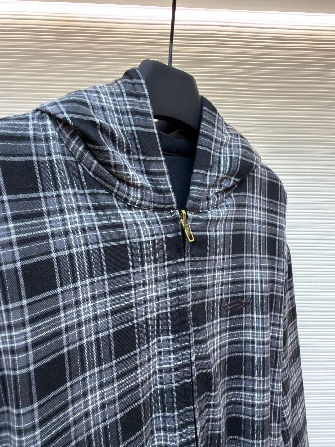 Balenciaga plaid 3M embroidered double-sided jacket ●Item number: 1682242-C55 ●Material: cotton fabric ●Technology: made on positioning cutting machine ●Color: gray ●Version: fitted version ●Weight: about 1355 grams ●Size: XS-S-M-L ●Description: This plaid hooded jacket is made of high-count worsted cotton and linen blended fabric. It has been pre-washed and treated with water. It has a stiff texture and a soft and skin-friendly wearing experience. The plaid pattern is woven through yarn-dyed jacquard technology. The warp and weft yarns are accurately aligned. The plaid pattern from the body to the sleeves and placket is connected without misalignment, demonstrating superb tailoring skills. The placket is equipped with a custom-made brass zipper, which has tight teeth and is smooth and easy to pull. The zipper head is engraved with brand logo details. The hood is three-dimensionally cut, with breathable mesh lining inside. The cuffs and hem are designed with elastic ribbing, and the tightness can be adjusted freely. The overall stitching adopts double-needle overlocking technology, and the stitching is even and fine. Each stitching has been adjusted through repeated trial versions to ensure that the shape is stiff and the movement is unrestricted. The brand embroidery in the details uses the same color stitches, highlighting the craftsmanship in a low-key manner. The overall wiring is straight and delicate, the fabric is comfortable and soft, and the color is consistent without color difference. It can be matched with the same style to create a fashionable look and control various occasions. Customized accessories, complete with three standards, same style for men and women!