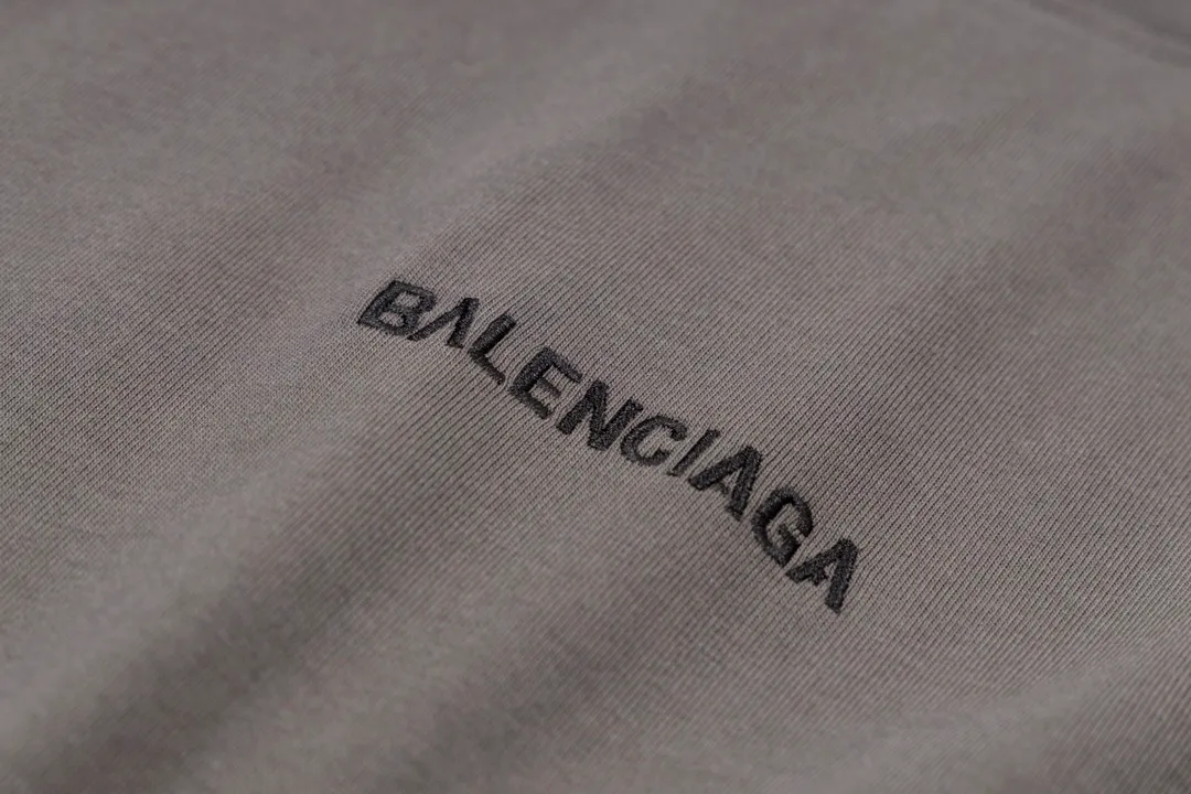 🅿️166 Detailed pictures [Top version. Official website quality] BALENCI*GA/Paris #Classic style. Classic letter embroidered short-sleeved T-shirt on the front and back #2023 spring and summer brick cabinet synchronization.                       The fabric is made of Paris ZP custom-woven and dyed cotton double yarn, weighing 260 grams. The cloth surface is clean. The cloth pattern is clear, soft and comfortable. The threads are dyed with no color difference. The classic letters are embroidered with an imported embroidery machine. The letters are clear and the effect is three-dimensional, restoring the brick cabinet. The version adopts the OS loose shoulder style. Same style for men and women. Coding: BL223006 Color: smoke gray, purple, light green, peacock blue, black, rice coffee, gray green Size: XS S M L