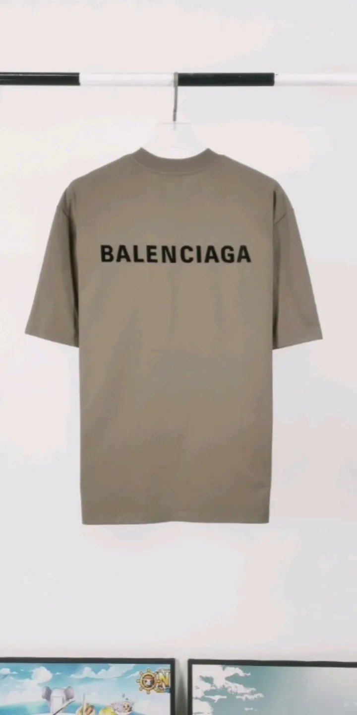 Real shot of the video————The top tested version of BALENCIAGA with large LOGO basic letters on the back, pure cotton loose, same style for male and female couples, high-end embroidered pure cotton short-sleeved T-shirt from the trendy brand. The god of simplicity in Paris, a volume sought after by many stars. Lisa’s favorite basic short-sleeved Paris style, which has a very high appearance rate. Wear alone, paired with jeans, shorts, and sweatpants, it's a versatile style. Xiaohongshu, a hot item on INS, a must-have for Paris fans.  Using Tajima embroidery technology imported from Japan, the printing looks very three-dimensional and full, with no threads. Regardless of the size, the front and back letters can be expressed perfectly! The fabric is made of 32S 260g combed cotton fabric, which is full of drape!  A complete set of customized tags, collar tags, washed, plastic bags, and most importantly, a complete set of bags, tag codes, and codes are all authentic.  Color: mint green dark gray Size: XS-L