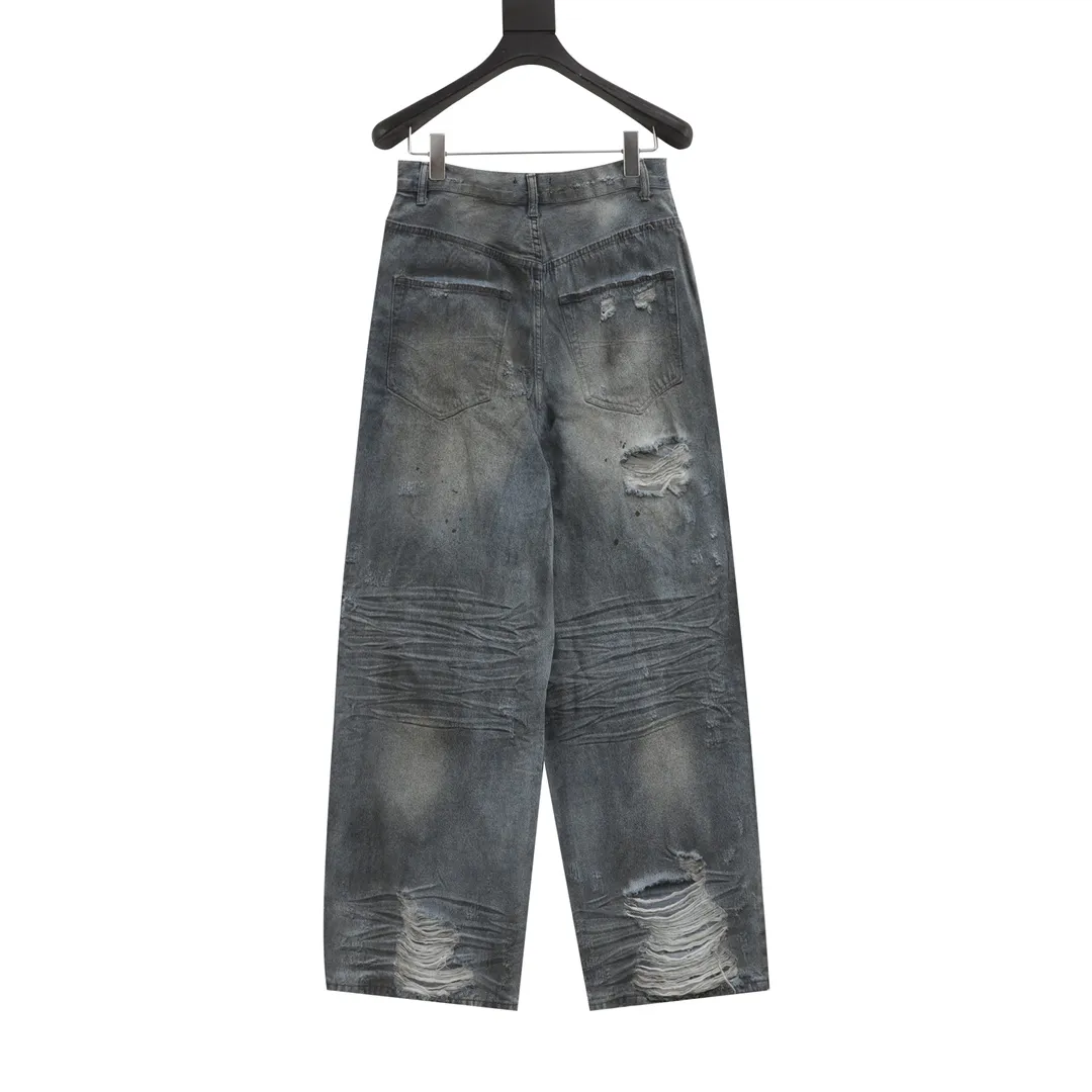 🅿️540 Balenciaga/Balenciaga Hidden stained and dirty ripped denim trousers. Custom-woven and custom-dyed raw denim and denim. The texture is very high-end! Double-layer fabric, custom-made camouflage twill cotton and comfortable texture fabric on the inside! Craftsmanship: embroidery, tearing, cutting, fraying, and a lot of damage. All are handmade by master workers, and they are restored one by one. The auxiliary materials and hardware are customized one-to-one. The loose version can be used by both men and women! Size: 28-34