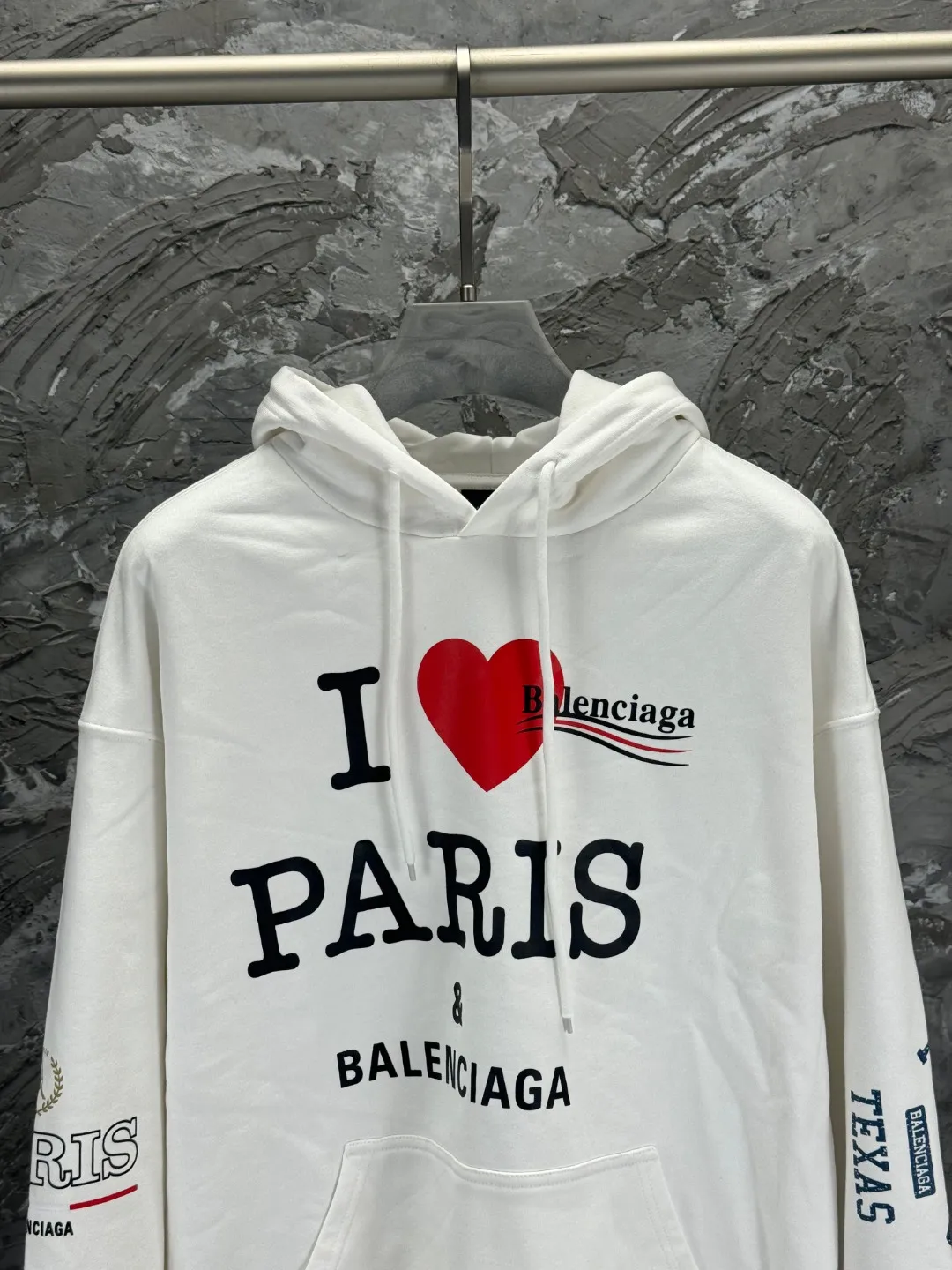🅿️360 BALENCI*GA Paris' latest Balenciaxx art multi-branded hooded long-sleeved sweatshirt. The front printing uses imported environmentally friendly offset printing. The effect is three-dimensional. Exclusively woven and dyed 460g fabric. Threads are dyed in the same vat with zero color difference. Brick cabinet synchronization. Welcome to compare. Same style for men and women -Color: black white -SIZE: Xs S M L Style No. 8957#