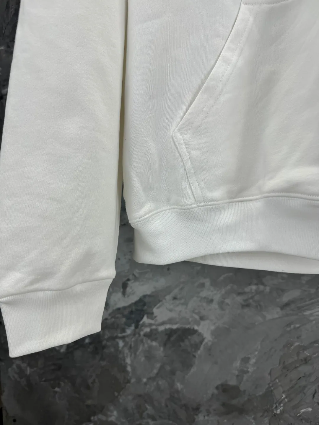 🅿️360 BALENCI*GA Paris' latest Balenciaxx art multi-branded hooded long-sleeved sweatshirt. The front printing uses imported environmentally friendly offset printing. The effect is three-dimensional. Exclusively woven and dyed 460g fabric. Threads are dyed in the same vat with zero color difference. Brick cabinet synchronization. Welcome to compare. Same style for men and women -Color: black white -SIZE: Xs S M L Style No. 8957#