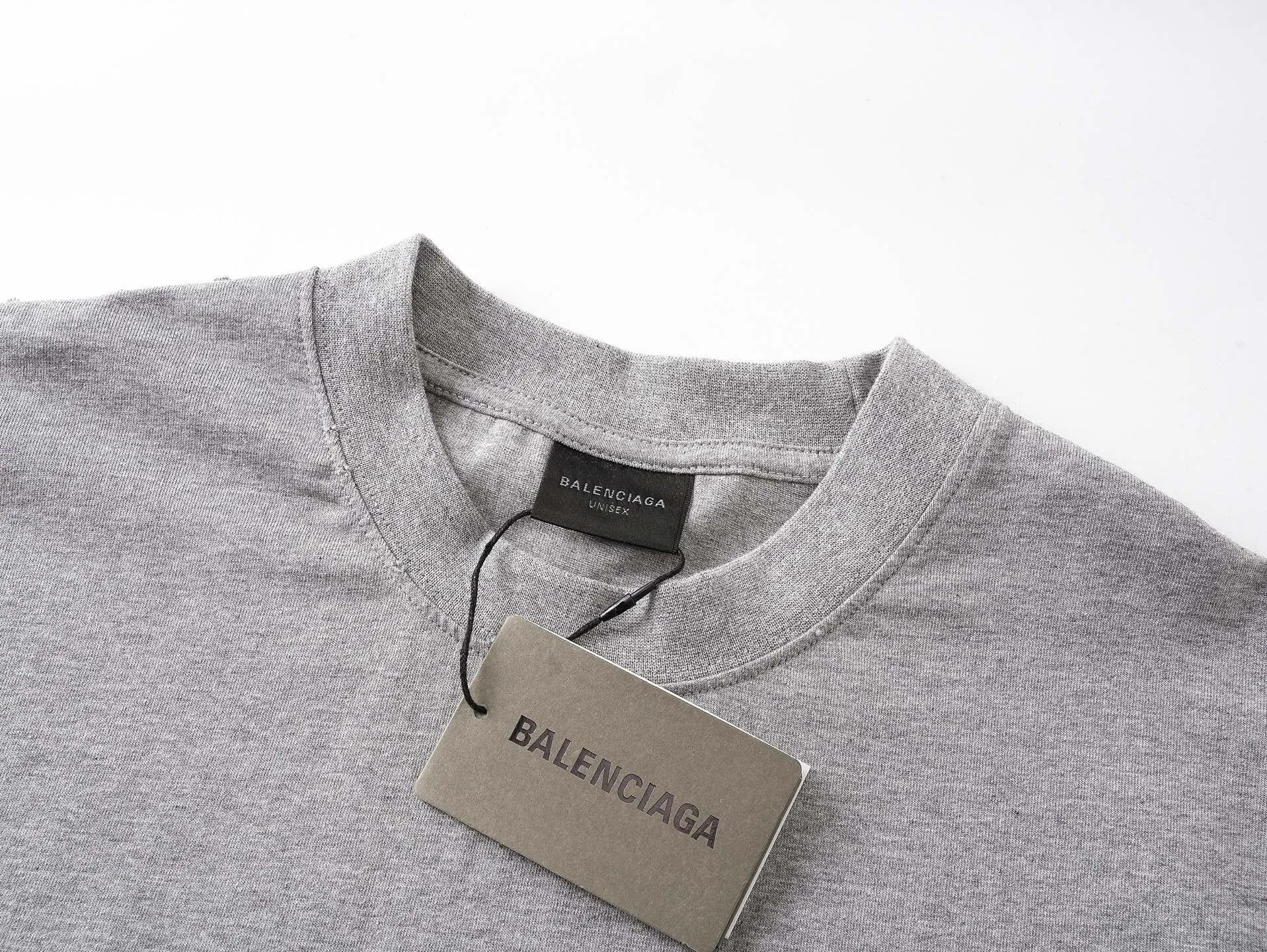 🅿️186 Real photos [Top version. Official website quality] BALENCI*GA/Paris #2025 new style distressed short-sleeved T-shirt with LUXURY chest letter patch embroidery on the front. 2025 spring and summer brick cabinet synchronization welcomes comparison. The fabric is made of Paris ZP custom-woven and dyed cotton double yarn, weighing 260 grams. The cloth surface is clean. The cloth pattern is clear, soft and comfortable. The threads are dyed with no color difference. The letter LOGO is embroidered using imported Tajima embroidery machine. The letters are clear and the effect is three-dimensional. Restore the brick cabinet, adopt the OS loose shoulder style. Same style for men and women. Code: BL253719 Color: Gray Size: XS S M L