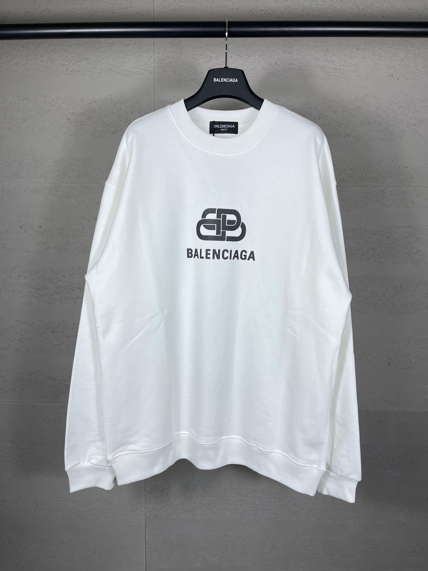 🅿️246 Actual pictures [Top version. Official website quality] BALENCI*GA/Paris. Classic style. SS22 #balenci*ga lock letter LOGO round neck sweatshirt. Brick cabinet synchronization.                       The fabric is made of Paris ZP custom-woven and dyed cotton sweatshirt. The weight is 450 grams. The cloth surface is clean. The cloth pattern is clear, soft and comfortable. The threads are dyed with no color difference. The classic pattern is printed with environmentally friendly imported materials, precision printing screen, the letters are clear, the effect is three-dimensional, and the brick cabinet is restored. The version adopts the OS loose shoulder style. Same style for men and women Coding: BL235568 Color: black, white, coffee Size: XS S M L