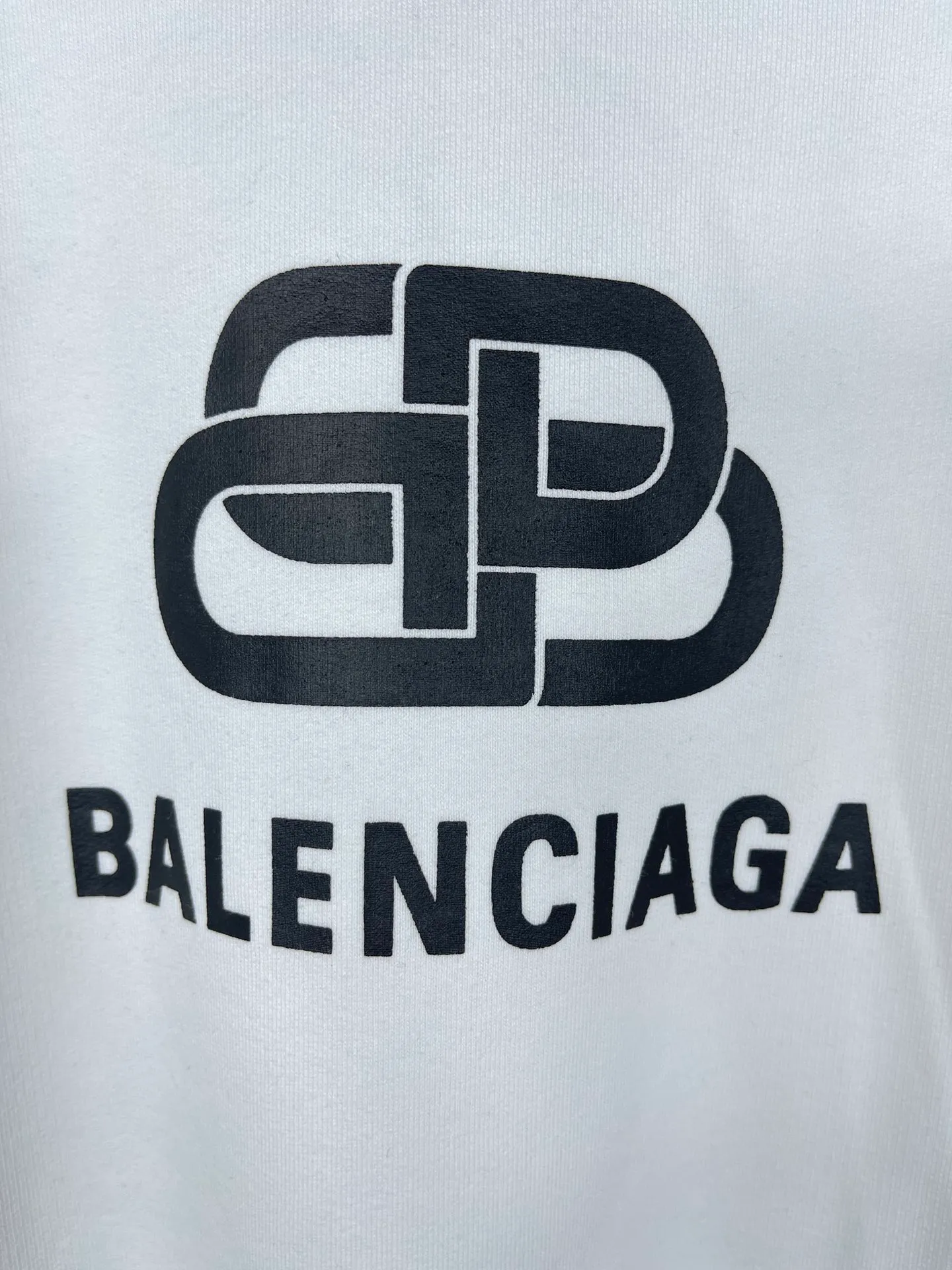 🅿️246 Actual pictures [Top version. Official website quality] BALENCI*GA/Paris. Classic style. SS22 #balenci*ga lock letter LOGO round neck sweatshirt. Brick cabinet synchronization.                       The fabric is made of Paris ZP custom-woven and dyed cotton sweatshirt. The weight is 450 grams. The cloth surface is clean. The cloth pattern is clear, soft and comfortable. The threads are dyed with no color difference. The classic pattern is printed with environmentally friendly imported materials, precision printing screen, the letters are clear, the effect is three-dimensional, and the brick cabinet is restored. The version adopts the OS loose shoulder style. Same style for men and women Coding: BL235568 Color: black, white, coffee Size: XS S M L