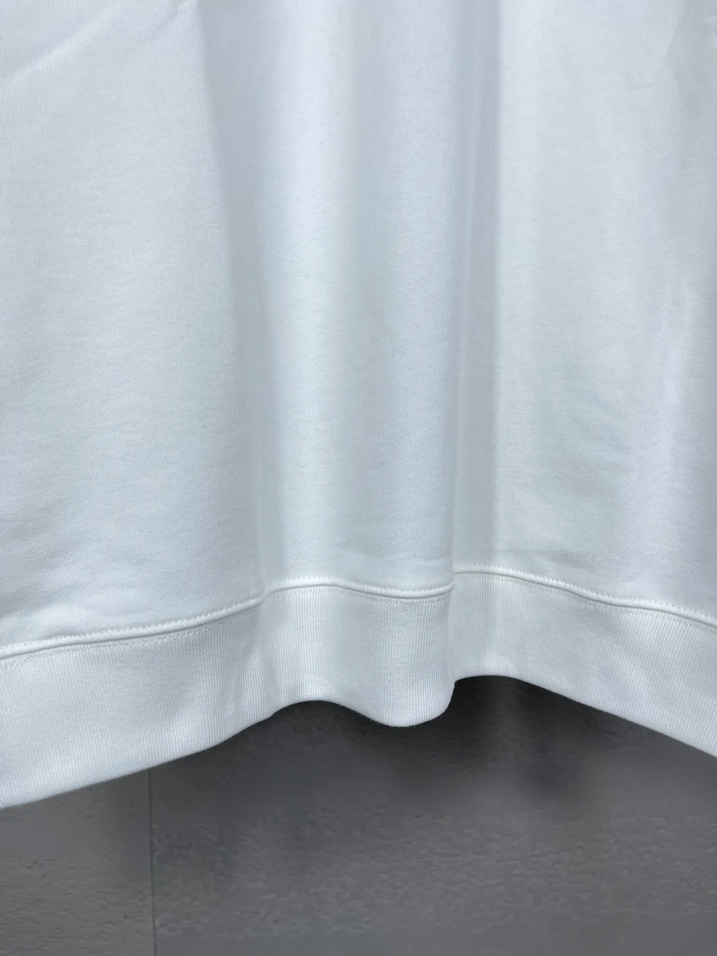 🅿️246 Actual pictures [Top version. Official website quality] BALENCI*GA/Paris. Classic style. SS22 #balenci*ga lock letter LOGO round neck sweatshirt. Brick cabinet synchronization.                       The fabric is made of Paris ZP custom-woven and dyed cotton sweatshirt. The weight is 450 grams. The cloth surface is clean. The cloth pattern is clear, soft and comfortable. The threads are dyed with no color difference. The classic pattern is printed with environmentally friendly imported materials, precision printing screen, the letters are clear, the effect is three-dimensional, and the brick cabinet is restored. The version adopts the OS loose shoulder style. Same style for men and women Coding: BL235568 Color: black, white, coffee Size: XS S M L