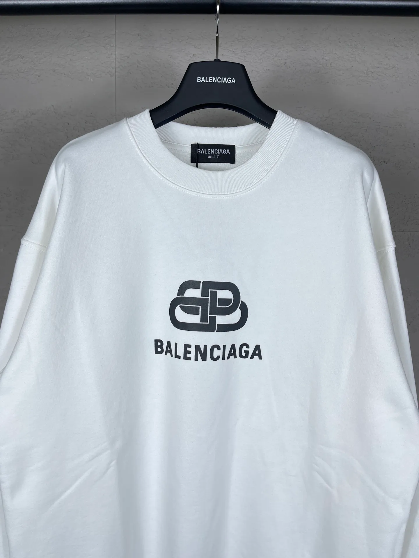 🅿️246 Actual pictures [Top version. Official website quality] BALENCI*GA/Paris. Classic style. SS22 #balenci*ga lock letter LOGO round neck sweatshirt. Brick cabinet synchronization.                       The fabric is made of Paris ZP custom-woven and dyed cotton sweatshirt. The weight is 450 grams. The cloth surface is clean. The cloth pattern is clear, soft and comfortable. The threads are dyed with no color difference. The classic pattern is printed with environmentally friendly imported materials, precision printing screen, the letters are clear, the effect is three-dimensional, and the brick cabinet is restored. The version adopts the OS loose shoulder style. Same style for men and women Coding: BL235568 Color: black, white, coffee Size: XS S M L