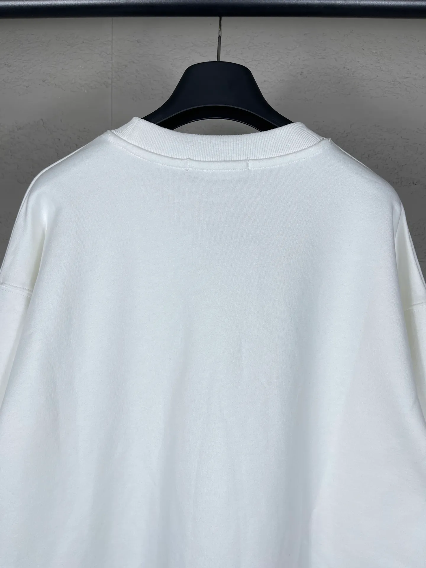 🅿️246 Actual pictures [Top version. Official website quality] BALENCI*GA/Paris. Classic style. SS22 #balenci*ga lock letter LOGO round neck sweatshirt. Brick cabinet synchronization.                       The fabric is made of Paris ZP custom-woven and dyed cotton sweatshirt. The weight is 450 grams. The cloth surface is clean. The cloth pattern is clear, soft and comfortable. The threads are dyed with no color difference. The classic pattern is printed with environmentally friendly imported materials, precision printing screen, the letters are clear, the effect is three-dimensional, and the brick cabinet is restored. The version adopts the OS loose shoulder style. Same style for men and women Coding: BL235568 Color: black, white, coffee Size: XS S M L