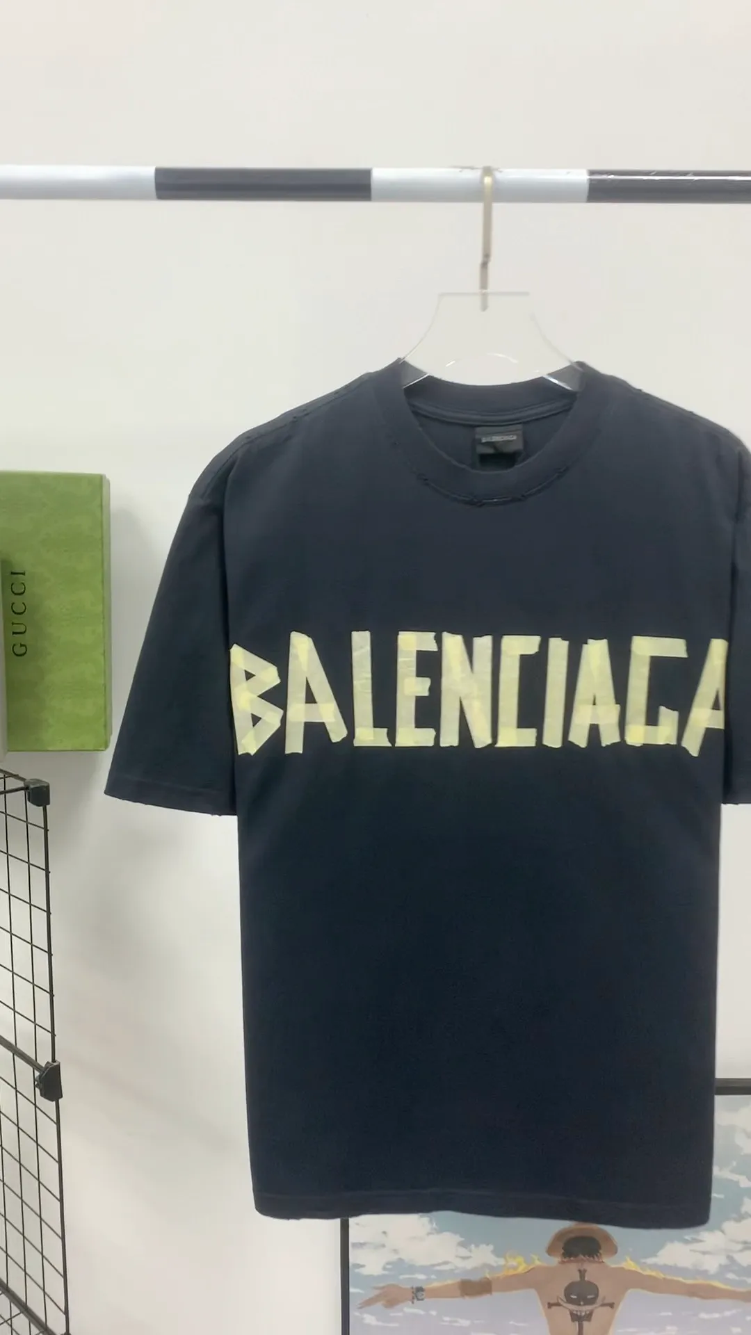 Frontal real shot video——top quality BALENCIAGA Paris spring and summer latest tape print washed and worn male and female couple star same style short sleeves 23ss tape tye black retro plain fabric medium version short sleeves Paris’ new season’s products have added elements of artistic tape stickers, hot rhinestones and post-it notes. It has changed the previous minimalist printing style. This time the creativity has really taken a lot of thought. The micro-OS style is friendly to both men and women. The fixed yarn and washed cotton are soft and waxy and resistant to damage. The slightly distressed worn details are a no-brainer for me who likes 𝐕𝐢𝐧𝐭𝐚𝐠𝐞. There are two styles of front and back printing. The front is like paper tape, and the back is a bright yellow graffiti painting effect, which has a strong impact on people. It looks great with denim overalls, and it’s super cool for girls to wear it with their lower body missing. Original custom-woven and dyed pure cotton material, heavily distressed. Counter 1/1; This product has a unisex design. The same oversize version for men and women·Tape Type logo on the front and back. It is characterized by heavy wear and washable effect. P; 140 Size: XS-L