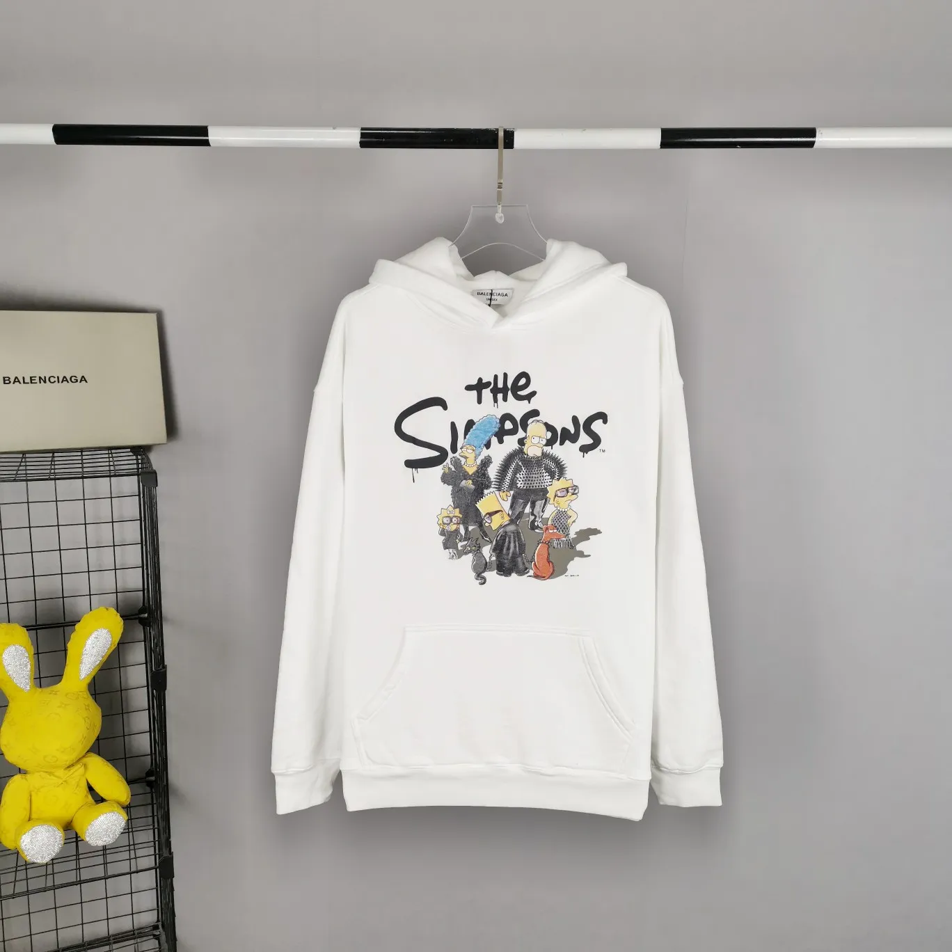 The top tested version for spring and autumn Balenciaga BALENCIAGA The Simpsons cartoon pattern burst pattern pure cotton loose loose hoodie sweatshirt for men and women couples. The process adopts Kangli printing cracking effect. The front panel printing glue bursting effect uses imported transparent slurry to scrape the bottom to make the printing bursting feel uniform. (PS: If this process is missing, the printing will easily fall off in large areas after cracking.) The embroidery at the hem uses a Tajima embroidery machine imported from Japan, which makes the size and spacing of the letters even, and the hollows of the letters will not be filled. Precise craftsmanship, full of details. The fabric is made of 520g crystal composite fleece cotton, brand new, washed, and labeled. Genuine products are consistent and synchronized, and coded authentic products are consistent and synchronized. Top tested version, accurate and flawless.  Color: White Size: XS-L P:520