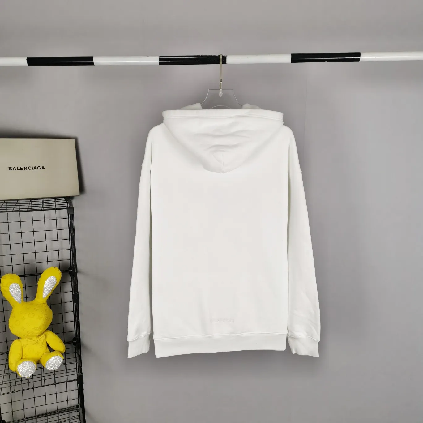The top tested version for spring and autumn Balenciaga BALENCIAGA The Simpsons cartoon pattern burst pattern pure cotton loose loose hoodie sweatshirt for men and women couples. The process adopts Kangli printing cracking effect. The front panel printing glue bursting effect uses imported transparent slurry to scrape the bottom to make the printing bursting feel uniform. (PS: If this process is missing, the printing will easily fall off in large areas after cracking.) The embroidery at the hem uses a Tajima embroidery machine imported from Japan, which makes the size and spacing of the letters even, and the hollows of the letters will not be filled. Precise craftsmanship, full of details. The fabric is made of 520g crystal composite fleece cotton, brand new, washed, and labeled. Genuine products are consistent and synchronized, and coded authentic products are consistent and synchronized. Top tested version, accurate and flawless.  Color: White Size: XS-L P:520