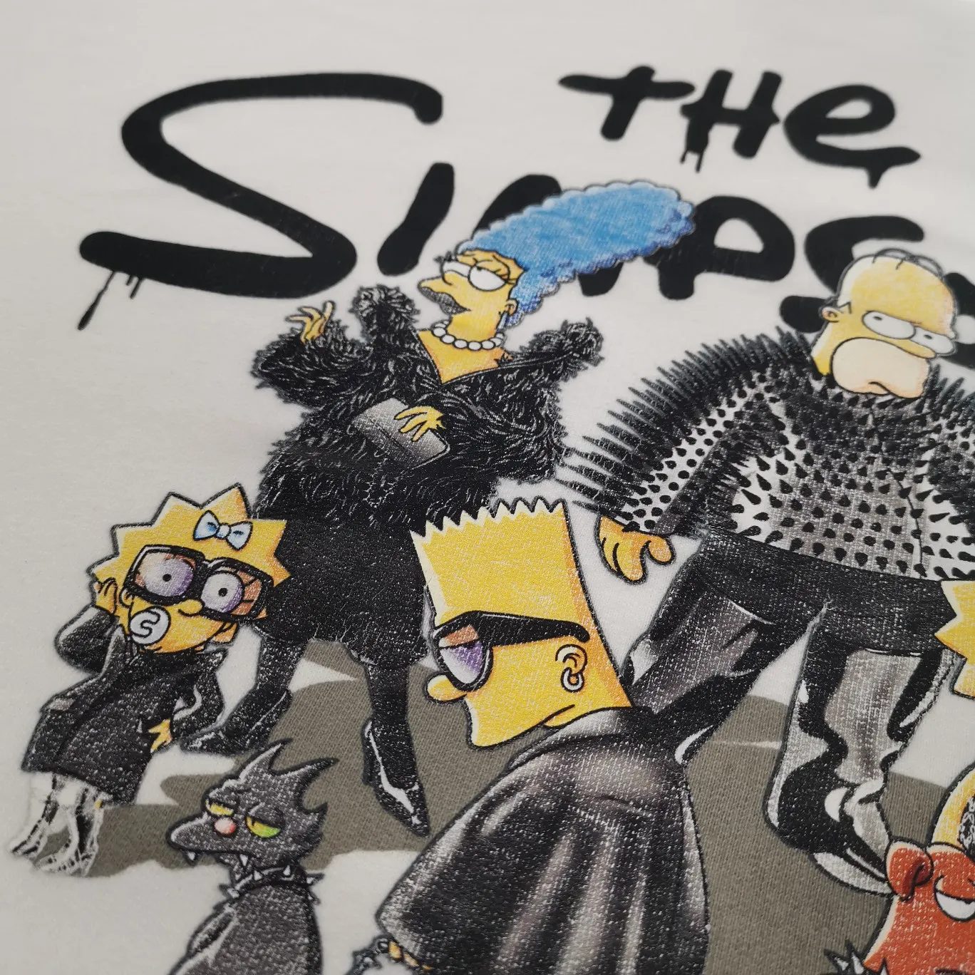 The top tested version for spring and autumn Balenciaga BALENCIAGA The Simpsons cartoon pattern burst pattern pure cotton loose loose hoodie sweatshirt for men and women couples. The process adopts Kangli printing cracking effect. The front panel printing glue bursting effect uses imported transparent slurry to scrape the bottom to make the printing bursting feel uniform. (PS: If this process is missing, the printing will easily fall off in large areas after cracking.) The embroidery at the hem uses a Tajima embroidery machine imported from Japan, which makes the size and spacing of the letters even, and the hollows of the letters will not be filled. Precise craftsmanship, full of details. The fabric is made of 520g crystal composite fleece cotton, brand new, washed, and labeled. Genuine products are consistent and synchronized, and coded authentic products are consistent and synchronized. Top tested version, accurate and flawless.  Color: White Size: XS-L P:520