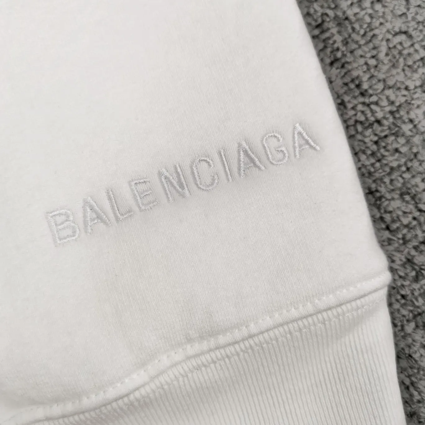 The top tested version for spring and autumn Balenciaga BALENCIAGA The Simpsons cartoon pattern burst pattern pure cotton loose loose hoodie sweatshirt for men and women couples. The process adopts Kangli printing cracking effect. The front panel printing glue bursting effect uses imported transparent slurry to scrape the bottom to make the printing bursting feel uniform. (PS: If this process is missing, the printing will easily fall off in large areas after cracking.) The embroidery at the hem uses a Tajima embroidery machine imported from Japan, which makes the size and spacing of the letters even, and the hollows of the letters will not be filled. Precise craftsmanship, full of details. The fabric is made of 520g crystal composite fleece cotton, brand new, washed, and labeled. Genuine products are consistent and synchronized, and coded authentic products are consistent and synchronized. Top tested version, accurate and flawless.  Color: White Size: XS-L P:520
