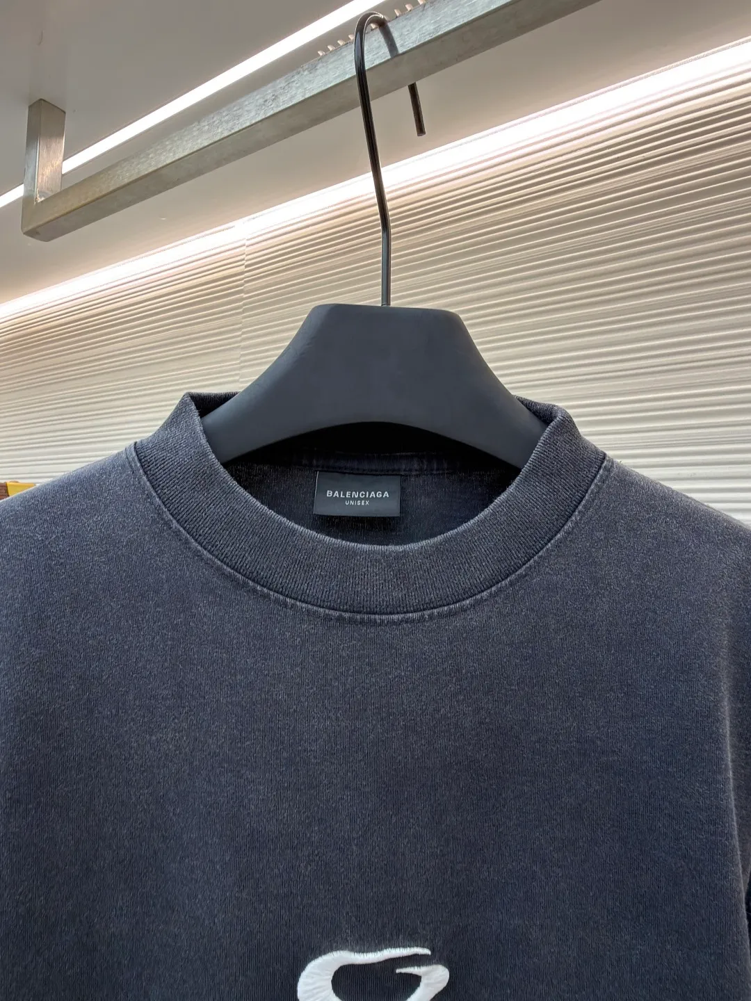 Balenciaga tape letter long sleeves ●Original version: Purchased and developed by 4229 ●Item number: 1681163-A55 ●Fabric: Heavy combed cotton fabric ●Technology: Made of fried salt for ready-to-wear ●Color: black ●Version: loose fit ●Weight: about 475 grams ●Size: XS-S-M-L ●Description: Custom-woven and dyed 240 grams of heavy combed cotton. This weight makes the garment extremely crisp, not easy to wrinkle, and has excellent drape. It avoids the shortcomings of cheap T-shirts that are thin, transparent and easy to deform. It can always maintain a neat outline and a thick and solid texture when worn. During the spinning process, the shorter cotton fibers and impurities are removed through a "combing" process, leaving only long and neat high-quality cotton fibers. The yarn spun in this way is stronger and smoother, and the fabric woven has a delicate and smooth feel, is less prone to pilling, and has better durability and gloss. Embroidery is performed using a Tajima machine, and the stitch density is carefully designed to ensure that the pattern is clear and three-dimensional, while matching the heavy texture of the heavy fabric without appearing frivolous. The direction and finish of each stitch reflect the level of craftsmanship. The salt-fried process for garments is a physical distressing treatment. Ready-made garments are placed into large industrial drums along with special, screened salt or mineral particles and tumbled and agitated for varying times and intensities. By "fried salt," the salt grains are continuously and randomly rubbed against the cotton fibers, resulting in an extremely natural, uneven fading effect, subtle wrinkle texture (not wrinkles, but texture) on the surface of the fabric, and a unique soft touch. This aged effect cannot be accurately replicated by machines, and each piece is unique. Using special printing pigments, mixed with liquid silicone oil compound. Craftsmen apply this special silicone oil compound to the surface of the fabric by hand through a silk screen template. Subsequently, the garment needs to be baked or cured at a certain temperature to combine the silicone oil with the cotton fibers. The overall wiring is straight and delicate, the fabric is comfortable and soft, and the color is consistent without color difference. It can be matched with the same style to create a fashionable look and control various occasions. Customized accessories, complete with three standards, same style for men and women!