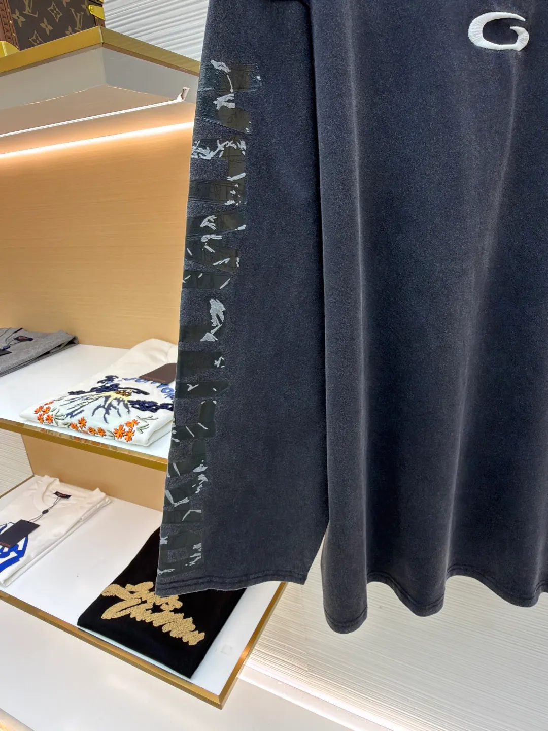 Balenciaga tape letter long sleeves ●Original version: Purchased and developed by 4229 ●Item number: 1681163-A55 ●Fabric: Heavy combed cotton fabric ●Technology: Made of fried salt for ready-to-wear ●Color: black ●Version: loose fit ●Weight: about 475 grams ●Size: XS-S-M-L ●Description: Custom-woven and dyed 240 grams of heavy combed cotton. This weight makes the garment extremely crisp, not easy to wrinkle, and has excellent drape. It avoids the shortcomings of cheap T-shirts that are thin, transparent and easy to deform. It can always maintain a neat outline and a thick and solid texture when worn. During the spinning process, the shorter cotton fibers and impurities are removed through a "combing" process, leaving only long and neat high-quality cotton fibers. The yarn spun in this way is stronger and smoother, and the fabric woven has a delicate and smooth feel, is less prone to pilling, and has better durability and gloss. Embroidery is performed using a Tajima machine, and the stitch density is carefully designed to ensure that the pattern is clear and three-dimensional, while matching the heavy texture of the heavy fabric without appearing frivolous. The direction and finish of each stitch reflect the level of craftsmanship. The salt-fried process for garments is a physical distressing treatment. Ready-made garments are placed into large industrial drums along with special, screened salt or mineral particles and tumbled and agitated for varying times and intensities. By "fried salt," the salt grains are continuously and randomly rubbed against the cotton fibers, resulting in an extremely natural, uneven fading effect, subtle wrinkle texture (not wrinkles, but texture) on the surface of the fabric, and a unique soft touch. This aged effect cannot be accurately replicated by machines, and each piece is unique. Using special printing pigments, mixed with liquid silicone oil compound. Craftsmen apply this special silicone oil compound to the surface of the fabric by hand through a silk screen template. Subsequently, the garment needs to be baked or cured at a certain temperature to combine the silicone oil with the cotton fibers. The overall wiring is straight and delicate, the fabric is comfortable and soft, and the color is consistent without color difference. It can be matched with the same style to create a fashionable look and control various occasions. Customized accessories, complete with three standards, same style for men and women!