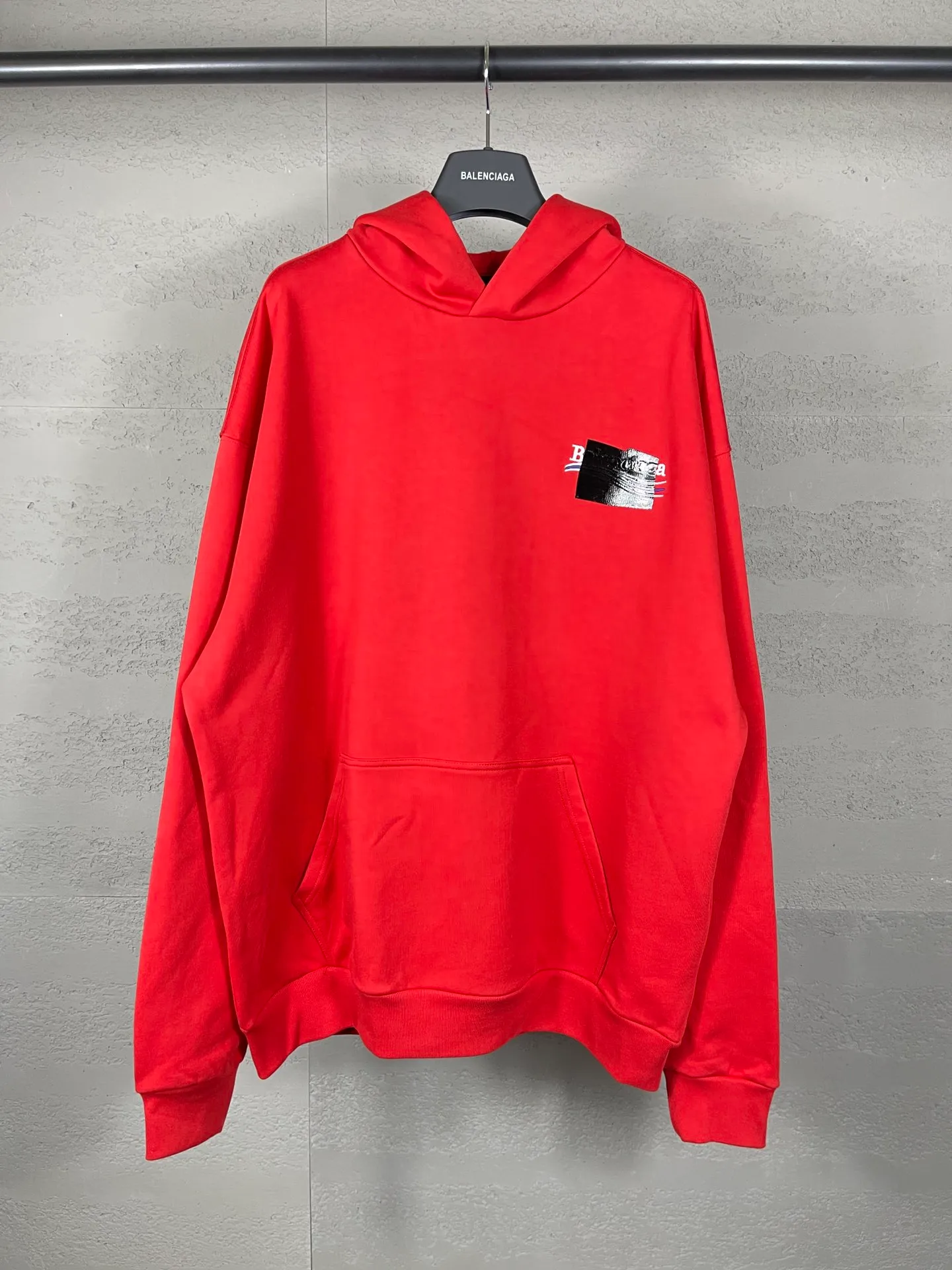 🅿️310 Actual pictures [Top version. Official website quality] BALENCI*GA/Paris #Classic. Coke embroidered black tape hooded sweatshirt. The fabric is made of Paris ZP custom-woven and dyed cotton sweatshirt. The weight is 450 grams. The cloth surface is clean. The cloth pattern is clear, soft and comfortable. The color fastness is good. It is not easy to change color. The threads are dyed with no color difference. The classic pattern embroidery uses an imported embroidery machine, and the embroidery thread color is based on the original color. It is produced based on the pictures in the Jubie market. The letters are clear. The three-dimensional effect is strong. The embroidered flowers are laminated on the finished product. The version adopts OS loose shoulder design. Same style for men and women. Code: BL238058 Color: black, off-white, smoky gray, red, brown Size: XS S M L