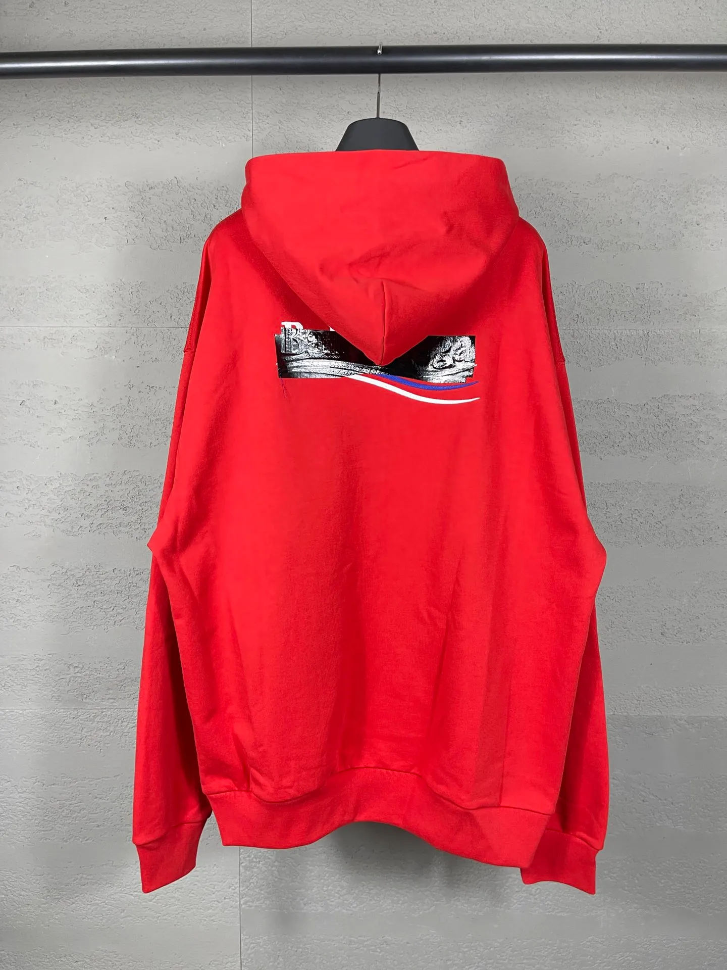 🅿️310 Actual pictures [Top version. Official website quality] BALENCI*GA/Paris #Classic. Coke embroidered black tape hooded sweatshirt. The fabric is made of Paris ZP custom-woven and dyed cotton sweatshirt. The weight is 450 grams. The cloth surface is clean. The cloth pattern is clear, soft and comfortable. The color fastness is good. It is not easy to change color. The threads are dyed with no color difference. The classic pattern embroidery uses an imported embroidery machine, and the embroidery thread color is based on the original color. It is produced based on the pictures in the Jubie market. The letters are clear. The three-dimensional effect is strong. The embroidered flowers are laminated on the finished product. The version adopts OS loose shoulder design. Same style for men and women. Code: BL238058 Color: black, off-white, smoky gray, red, brown Size: XS S M L