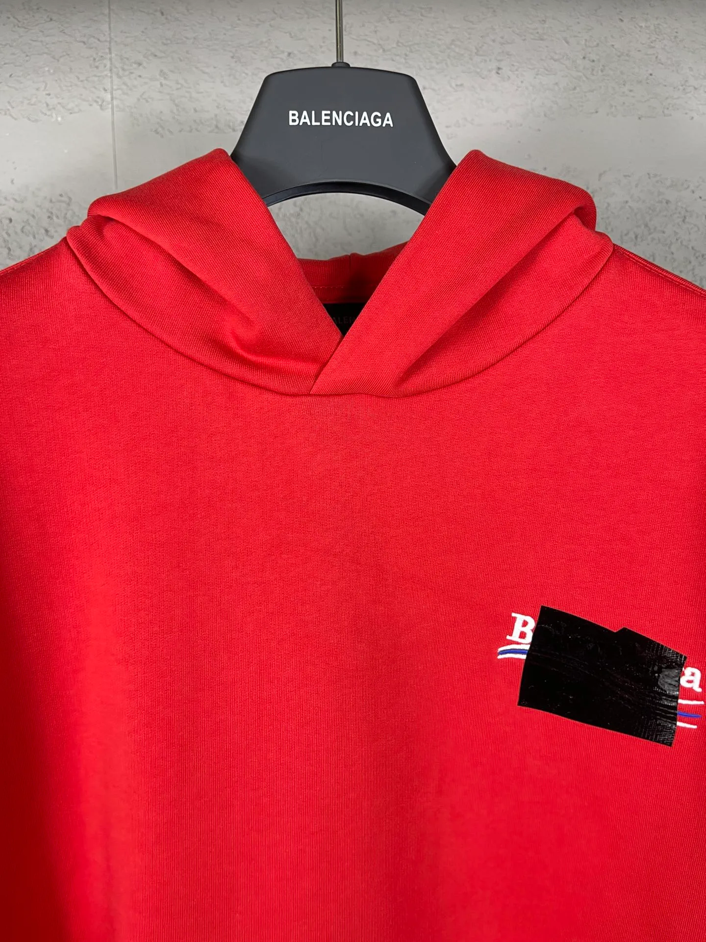 🅿️310 Actual pictures [Top version. Official website quality] BALENCI*GA/Paris #Classic. Coke embroidered black tape hooded sweatshirt. The fabric is made of Paris ZP custom-woven and dyed cotton sweatshirt. The weight is 450 grams. The cloth surface is clean. The cloth pattern is clear, soft and comfortable. The color fastness is good. It is not easy to change color. The threads are dyed with no color difference. The classic pattern embroidery uses an imported embroidery machine, and the embroidery thread color is based on the original color. It is produced based on the pictures in the Jubie market. The letters are clear. The three-dimensional effect is strong. The embroidered flowers are laminated on the finished product. The version adopts OS loose shoulder design. Same style for men and women. Code: BL238058 Color: black, off-white, smoky gray, red, brown Size: XS S M L