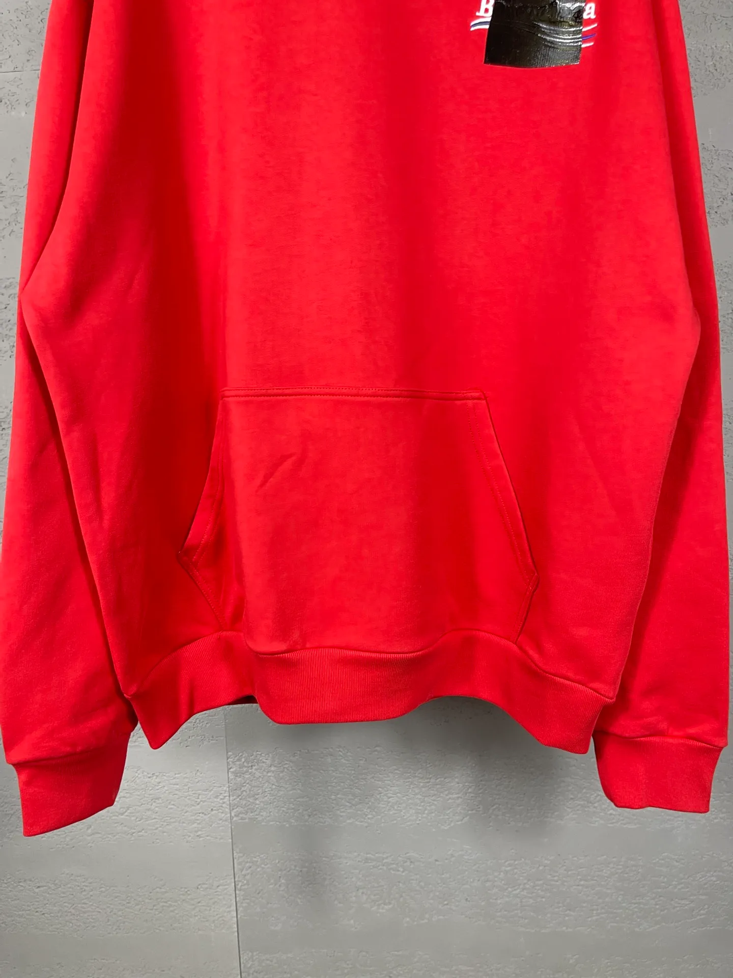 🅿️310 Actual pictures [Top version. Official website quality] BALENCI*GA/Paris #Classic. Coke embroidered black tape hooded sweatshirt. The fabric is made of Paris ZP custom-woven and dyed cotton sweatshirt. The weight is 450 grams. The cloth surface is clean. The cloth pattern is clear, soft and comfortable. The color fastness is good. It is not easy to change color. The threads are dyed with no color difference. The classic pattern embroidery uses an imported embroidery machine, and the embroidery thread color is based on the original color. It is produced based on the pictures in the Jubie market. The letters are clear. The three-dimensional effect is strong. The embroidered flowers are laminated on the finished product. The version adopts OS loose shoulder design. Same style for men and women. Code: BL238058 Color: black, off-white, smoky gray, red, brown Size: XS S M L