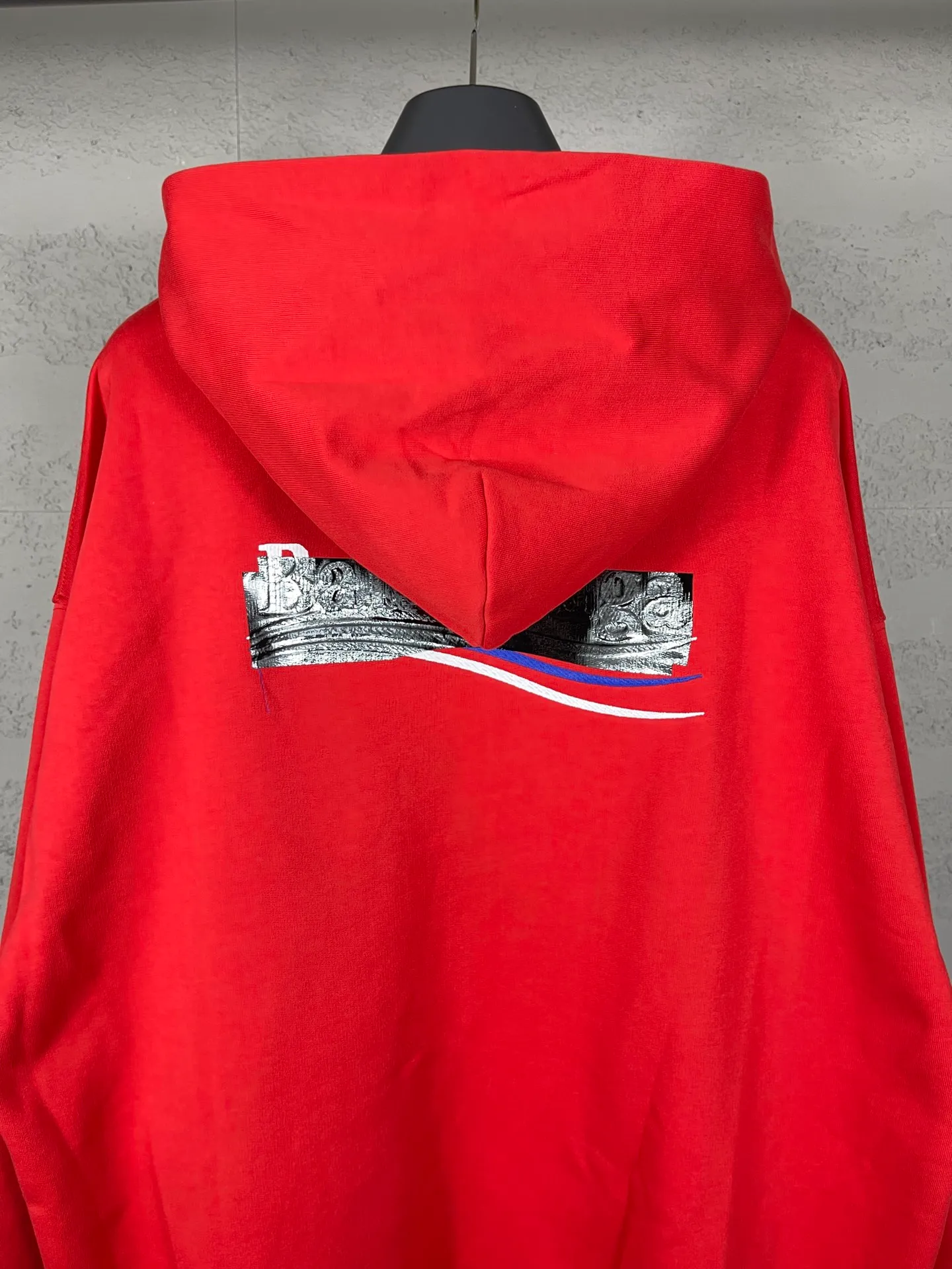🅿️310 Actual pictures [Top version. Official website quality] BALENCI*GA/Paris #Classic. Coke embroidered black tape hooded sweatshirt. The fabric is made of Paris ZP custom-woven and dyed cotton sweatshirt. The weight is 450 grams. The cloth surface is clean. The cloth pattern is clear, soft and comfortable. The color fastness is good. It is not easy to change color. The threads are dyed with no color difference. The classic pattern embroidery uses an imported embroidery machine, and the embroidery thread color is based on the original color. It is produced based on the pictures in the Jubie market. The letters are clear. The three-dimensional effect is strong. The embroidered flowers are laminated on the finished product. The version adopts OS loose shoulder design. Same style for men and women. Code: BL238058 Color: black, off-white, smoky gray, red, brown Size: XS S M L