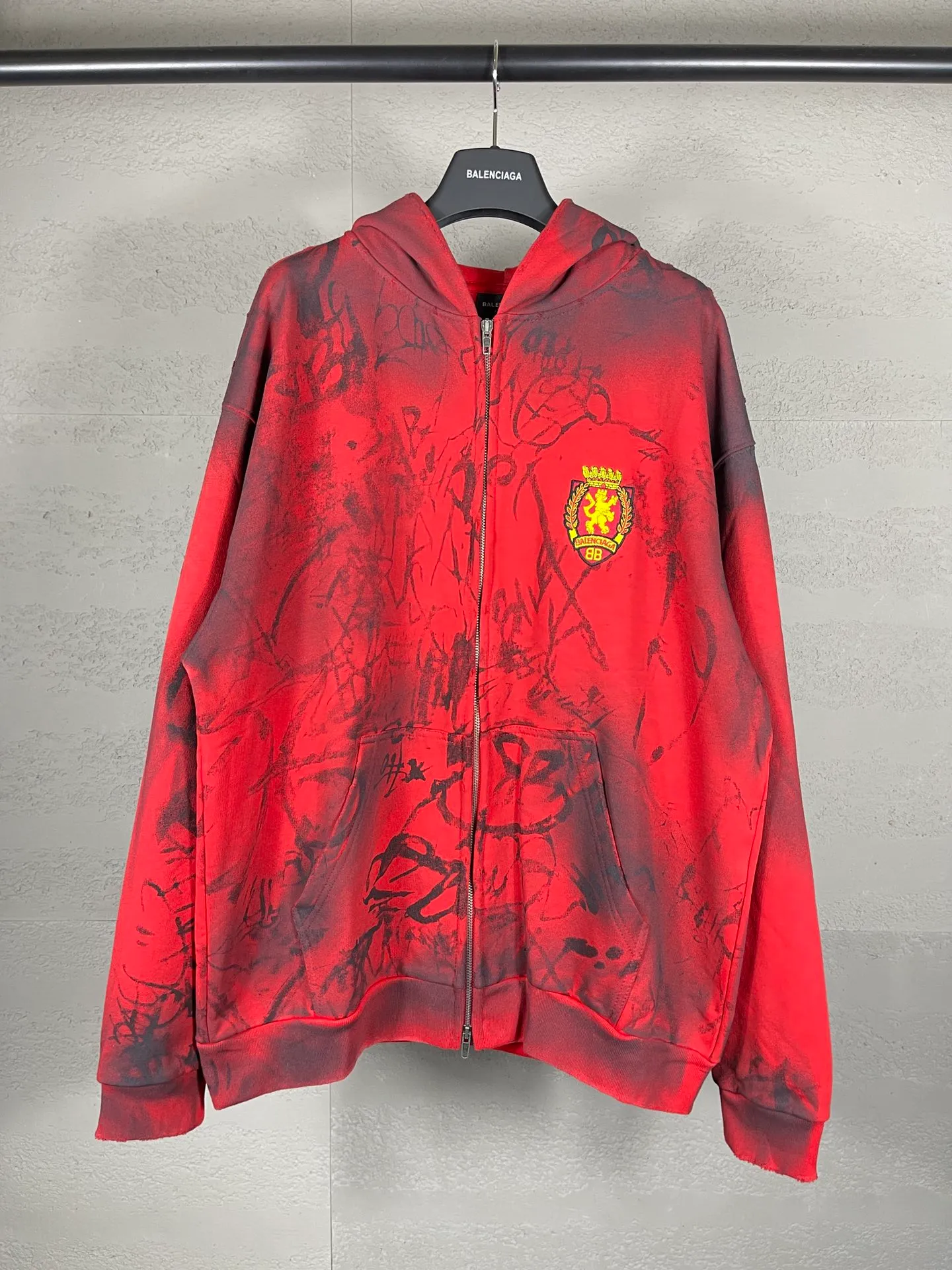 🅿️456 real photos [Top version. Official website quality] BALENCI*GA/Paris co-branded Manchester United. 24 latest. Hand-painted. Worn. Washed. Distressed. Worn. Inkjet painting. Graffiti. Zipper cardigan hooded sweatshirt. The embroidered insignia is heavily tattered. Top-quality board. Comparisons are welcome. The fabric is made of Paris ZP custom-woven and dyed cotton double yarn. Weighing 260 grams, the cloth surface is clean. The cloth pattern is clear, soft and comfortable. The threads are dyed with no color difference. The front pattern embroidery is made with imported machine embroidery. The color of the chapter mark is the same. The embroidery and border are embroidered. The chapter mark is worn and distressed to match the brick cabinet. Ready-made clothes are washed and distressed. Painted with graffiti. The entire piece of clothing is restored with overweight craftsmanship. Jubie market produces pictures based on pictures. Welcome to compare. The version adopts OS loose shoulder design. Same style for men and women. Code: BL238079 Color: gray, red, lake blue Size: XS S M L