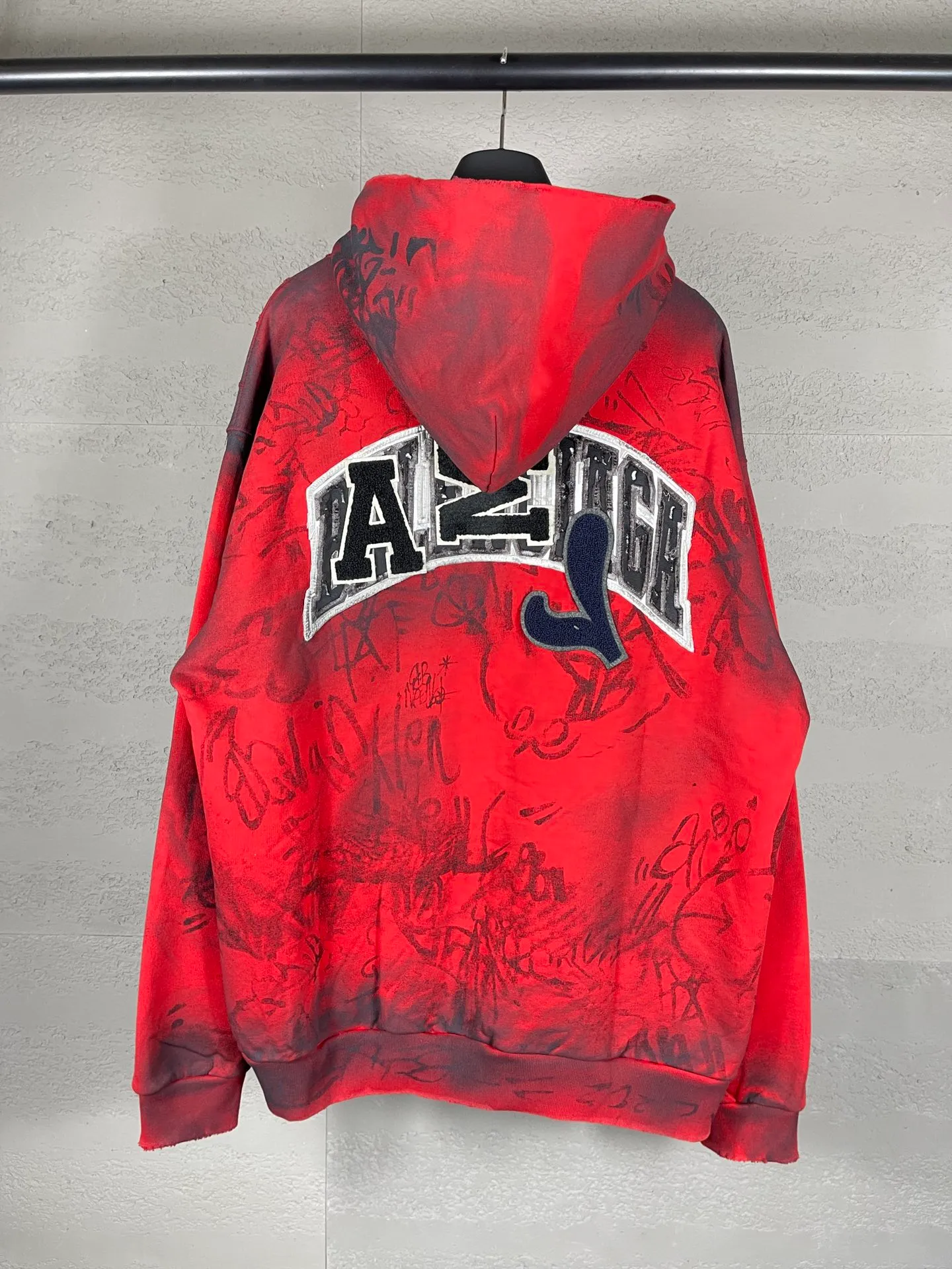 🅿️456 real photos [Top version. Official website quality] BALENCI*GA/Paris co-branded Manchester United. 24 latest. Hand-painted. Worn. Washed. Distressed. Worn. Inkjet painting. Graffiti. Zipper cardigan hooded sweatshirt. The embroidered insignia is heavily tattered. Top-quality board. Comparisons are welcome. The fabric is made of Paris ZP custom-woven and dyed cotton double yarn. Weighing 260 grams, the cloth surface is clean. The cloth pattern is clear, soft and comfortable. The threads are dyed with no color difference. The front pattern embroidery is made with imported machine embroidery. The color of the chapter mark is the same. The embroidery and border are embroidered. The chapter mark is worn and distressed to match the brick cabinet. Ready-made clothes are washed and distressed. Painted with graffiti. The entire piece of clothing is restored with overweight craftsmanship. Jubie market produces pictures based on pictures. Welcome to compare. The version adopts OS loose shoulder design. Same style for men and women. Code: BL238079 Color: gray, red, lake blue Size: XS S M L