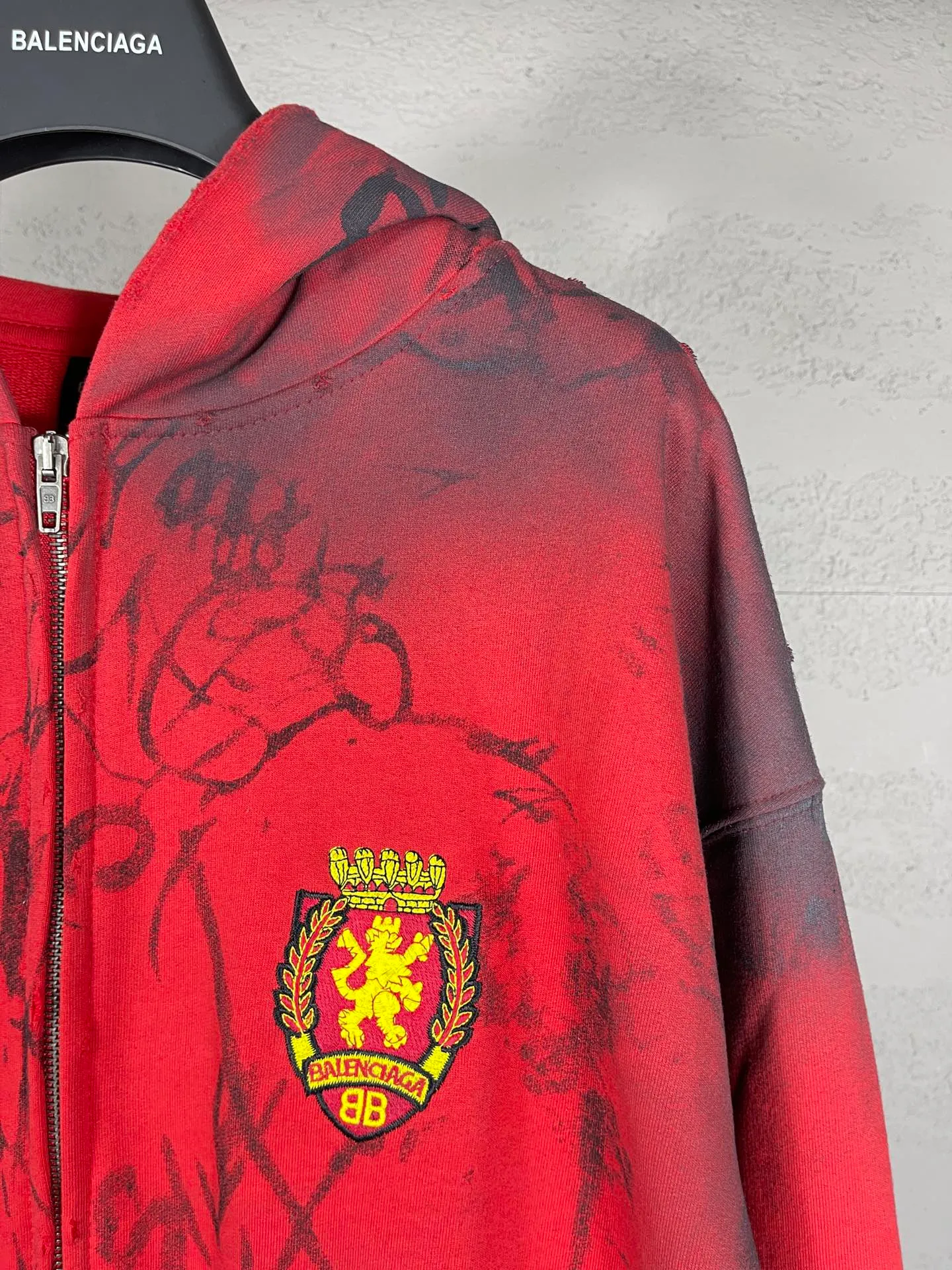 🅿️456 real photos [Top version. Official website quality] BALENCI*GA/Paris co-branded Manchester United. 24 latest. Hand-painted. Worn. Washed. Distressed. Worn. Inkjet painting. Graffiti. Zipper cardigan hooded sweatshirt. The embroidered insignia is heavily tattered. Top-quality board. Comparisons are welcome. The fabric is made of Paris ZP custom-woven and dyed cotton double yarn. Weighing 260 grams, the cloth surface is clean. The cloth pattern is clear, soft and comfortable. The threads are dyed with no color difference. The front pattern embroidery is made with imported machine embroidery. The color of the chapter mark is the same. The embroidery and border are embroidered. The chapter mark is worn and distressed to match the brick cabinet. Ready-made clothes are washed and distressed. Painted with graffiti. The entire piece of clothing is restored with overweight craftsmanship. Jubie market produces pictures based on pictures. Welcome to compare. The version adopts OS loose shoulder design. Same style for men and women. Code: BL238079 Color: gray, red, lake blue Size: XS S M L