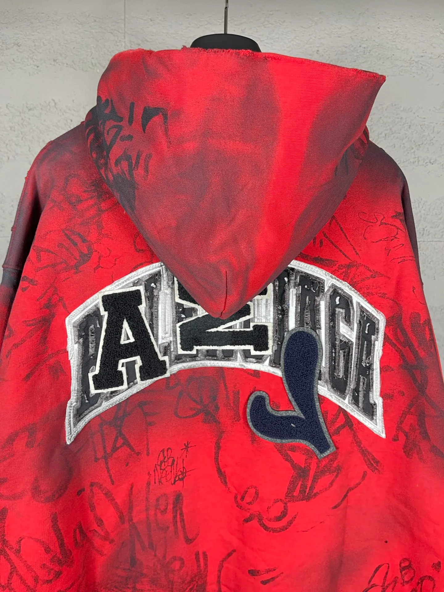 🅿️456 real photos [Top version. Official website quality] BALENCI*GA/Paris co-branded Manchester United. 24 latest. Hand-painted. Worn. Washed. Distressed. Worn. Inkjet painting. Graffiti. Zipper cardigan hooded sweatshirt. The embroidered insignia is heavily tattered. Top-quality board. Comparisons are welcome. The fabric is made of Paris ZP custom-woven and dyed cotton double yarn. Weighing 260 grams, the cloth surface is clean. The cloth pattern is clear, soft and comfortable. The threads are dyed with no color difference. The front pattern embroidery is made with imported machine embroidery. The color of the chapter mark is the same. The embroidery and border are embroidered. The chapter mark is worn and distressed to match the brick cabinet. Ready-made clothes are washed and distressed. Painted with graffiti. The entire piece of clothing is restored with overweight craftsmanship. Jubie market produces pictures based on pictures. Welcome to compare. The version adopts OS loose shoulder design. Same style for men and women. Code: BL238079 Color: gray, red, lake blue Size: XS S M L