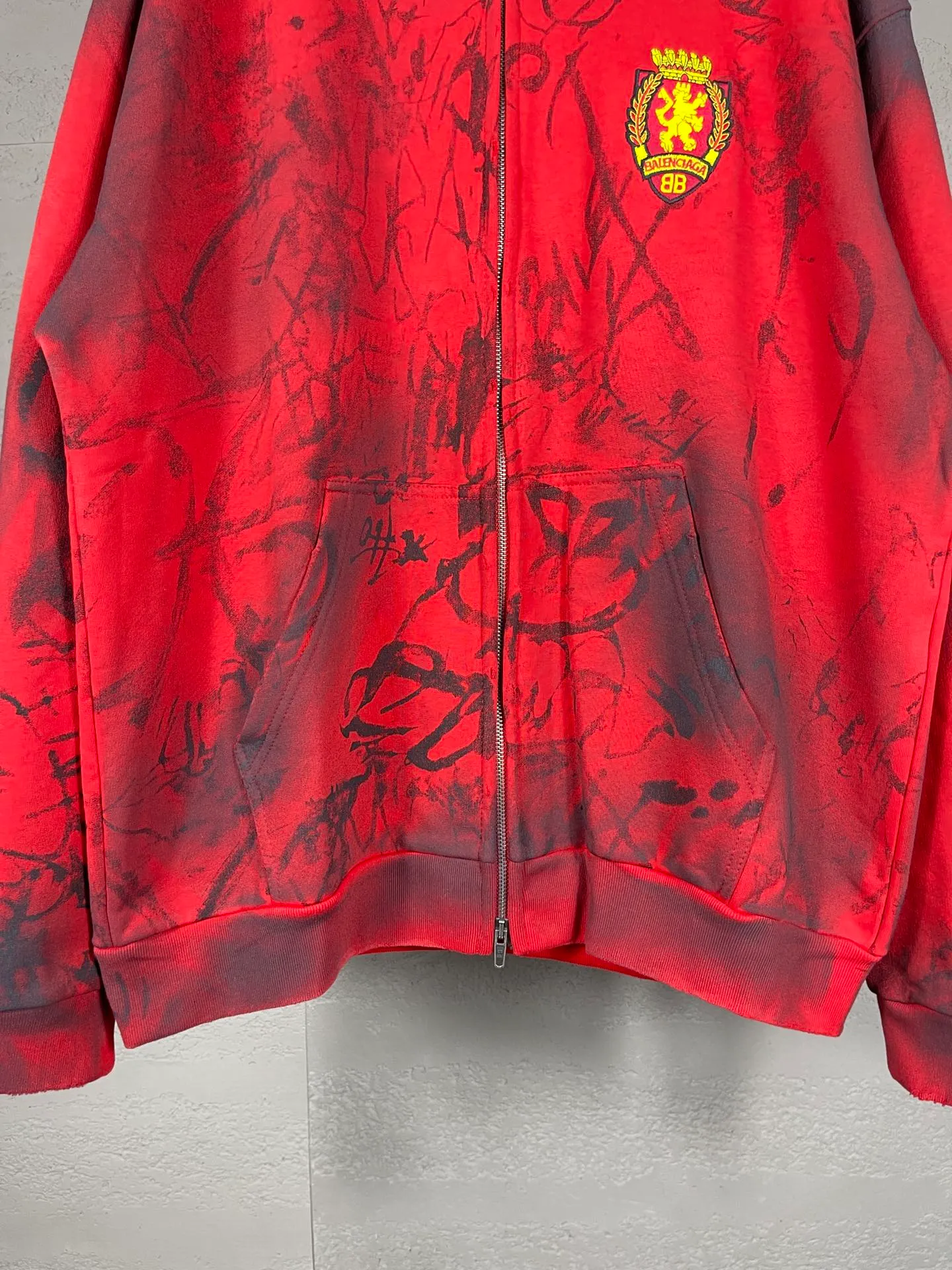 🅿️456 real photos [Top version. Official website quality] BALENCI*GA/Paris co-branded Manchester United. 24 latest. Hand-painted. Worn. Washed. Distressed. Worn. Inkjet painting. Graffiti. Zipper cardigan hooded sweatshirt. The embroidered insignia is heavily tattered. Top-quality board. Comparisons are welcome. The fabric is made of Paris ZP custom-woven and dyed cotton double yarn. Weighing 260 grams, the cloth surface is clean. The cloth pattern is clear, soft and comfortable. The threads are dyed with no color difference. The front pattern embroidery is made with imported machine embroidery. The color of the chapter mark is the same. The embroidery and border are embroidered. The chapter mark is worn and distressed to match the brick cabinet. Ready-made clothes are washed and distressed. Painted with graffiti. The entire piece of clothing is restored with overweight craftsmanship. Jubie market produces pictures based on pictures. Welcome to compare. The version adopts OS loose shoulder design. Same style for men and women. Code: BL238079 Color: gray, red, lake blue Size: XS S M L