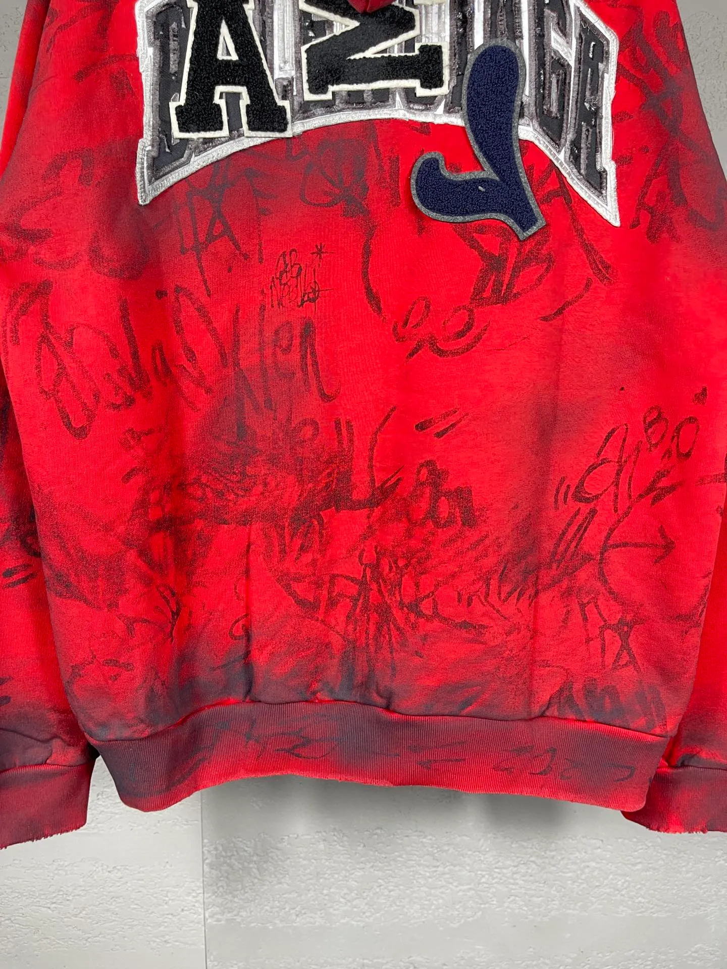 🅿️456 real photos [Top version. Official website quality] BALENCI*GA/Paris co-branded Manchester United. 24 latest. Hand-painted. Worn. Washed. Distressed. Worn. Inkjet painting. Graffiti. Zipper cardigan hooded sweatshirt. The embroidered insignia is heavily tattered. Top-quality board. Comparisons are welcome. The fabric is made of Paris ZP custom-woven and dyed cotton double yarn. Weighing 260 grams, the cloth surface is clean. The cloth pattern is clear, soft and comfortable. The threads are dyed with no color difference. The front pattern embroidery is made with imported machine embroidery. The color of the chapter mark is the same. The embroidery and border are embroidered. The chapter mark is worn and distressed to match the brick cabinet. Ready-made clothes are washed and distressed. Painted with graffiti. The entire piece of clothing is restored with overweight craftsmanship. Jubie market produces pictures based on pictures. Welcome to compare. The version adopts OS loose shoulder design. Same style for men and women. Code: BL238079 Color: gray, red, lake blue Size: XS S M L
