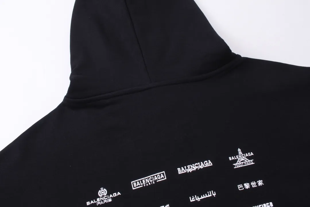 🅿️300 Detailed picture [Top version. Official website quality] BALENCI*GA/Paris BALENCI*GA#2023 spring and summer new style, long-sleeved sweatshirt with classic LOGO printed all over it. 2023 autumn and winter new product. Brick cabinet synchronization. The fabric is made of Paris ZP custom-woven and dyed cotton double yarn sweatshirt. The weight is 450 grams, the cloth surface is clean. The cloth texture is clear. Soft and comfortable. Good color fastness. Not easy to change color. The threads are woven and dyed with no color difference. The printing uses imported environmentally friendly rubber paddles, precision stencils, fine LOGO letters, clear letters, no burrs, and a three-dimensional effect. Restore brick cabinet. The version adopts OS loose shoulder style. Same style for men and women. Code: BL238002 Color: black, beige, pink, smoke gray. Size: XS S M L