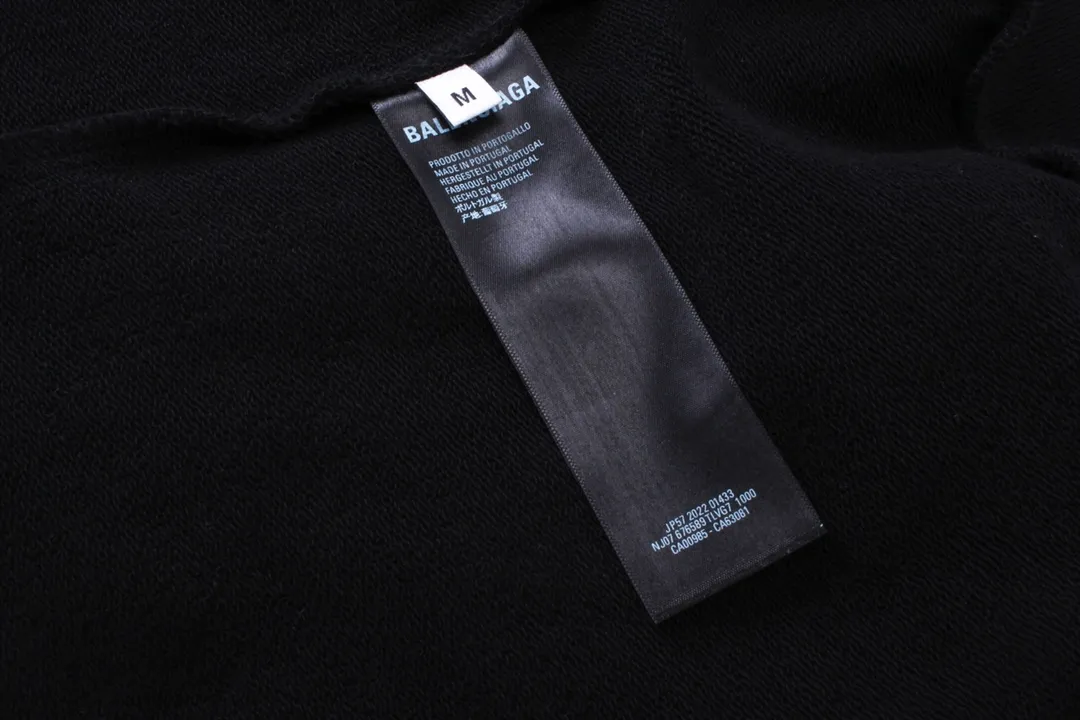 🅿️300 Detailed picture [Top version. Official website quality] BALENCI*GA/Paris BALENCI*GA#2023 spring and summer new style, long-sleeved sweatshirt with classic LOGO printed all over it. 2023 autumn and winter new product. Brick cabinet synchronization. The fabric is made of Paris ZP custom-woven and dyed cotton double yarn sweatshirt. The weight is 450 grams, the cloth surface is clean. The cloth texture is clear. Soft and comfortable. Good color fastness. Not easy to change color. The threads are woven and dyed with no color difference. The printing uses imported environmentally friendly rubber paddles, precision stencils, fine LOGO letters, clear letters, no burrs, and a three-dimensional effect. Restore brick cabinet. The version adopts OS loose shoulder style. Same style for men and women. Code: BL238002 Color: black, beige, pink, smoke gray. Size: XS S M L