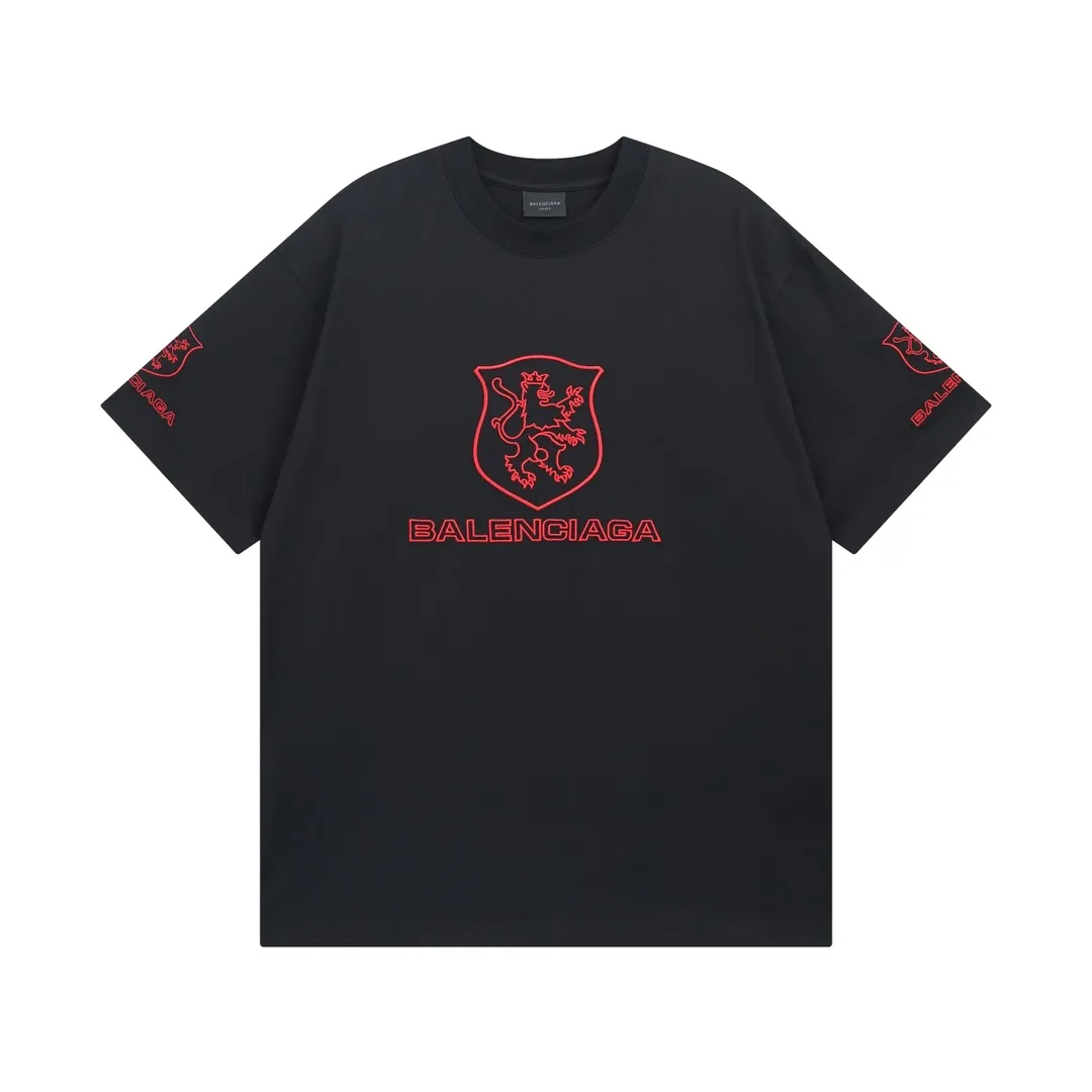 🅿️190 real photos [Top version. Official website quality] BALENCI*GA/Paris BALENCI*GA# New model, 2025 new LION CLUB letter LOGO on the front and back, exquisite embroidery on the left and right cuffs of short-sleeved T-shirts. Brick cabinet synchronization. Welcome to compare. The fabric is made of Paris ZP custom-woven and dyed 100% cotton double-yarn compact cotton. The weight is 260 grams. The cloth surface is clean. The cloth pattern is clear. It is soft and comfortable. It has good color fastness and is not easy to change color. The threads are woven and dyed with no color difference. The embroidery is done using a Tajima embroidery machine, with clear patterns and three-dimensional letters. Comparisons welcome. Restore brick cabinet. The version adopts OS loose shoulder style. Same style for men and women. Code: BL253623 Color: Black Size: XS S M L