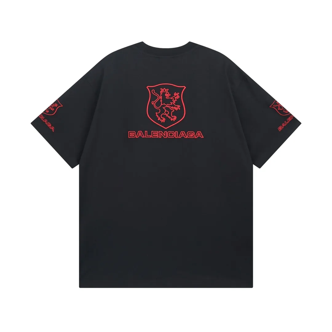 🅿️190 real photos [Top version. Official website quality] BALENCI*GA/Paris BALENCI*GA# New model, 2025 new LION CLUB letter LOGO on the front and back, exquisite embroidery on the left and right cuffs of short-sleeved T-shirts. Brick cabinet synchronization. Welcome to compare. The fabric is made of Paris ZP custom-woven and dyed 100% cotton double-yarn compact cotton. The weight is 260 grams. The cloth surface is clean. The cloth pattern is clear. It is soft and comfortable. It has good color fastness and is not easy to change color. The threads are woven and dyed with no color difference. The embroidery is done using a Tajima embroidery machine, with clear patterns and three-dimensional letters. Comparisons welcome. Restore brick cabinet. The version adopts OS loose shoulder style. Same style for men and women. Code: BL253623 Color: Black Size: XS S M L