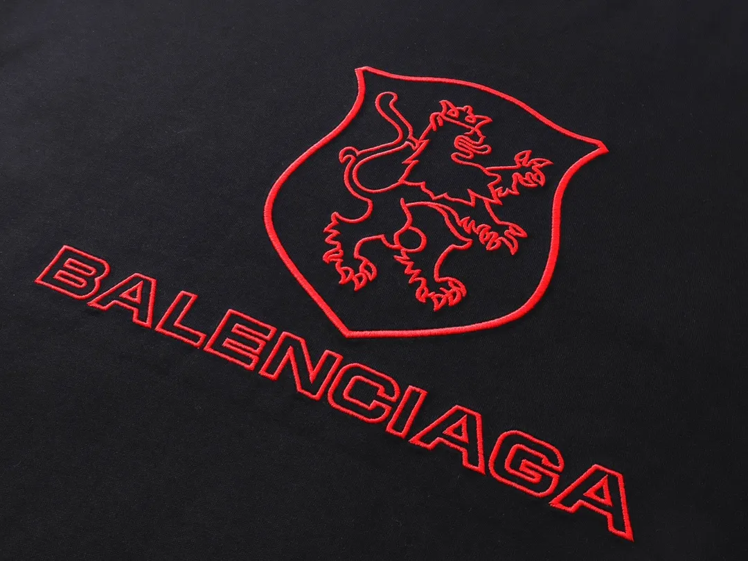 🅿️190 real photos [Top version. Official website quality] BALENCI*GA/Paris BALENCI*GA# New model, 2025 new LION CLUB letter LOGO on the front and back, exquisite embroidery on the left and right cuffs of short-sleeved T-shirts. Brick cabinet synchronization. Welcome to compare. The fabric is made of Paris ZP custom-woven and dyed 100% cotton double-yarn compact cotton. The weight is 260 grams. The cloth surface is clean. The cloth pattern is clear. It is soft and comfortable. It has good color fastness and is not easy to change color. The threads are woven and dyed with no color difference. The embroidery is done using a Tajima embroidery machine, with clear patterns and three-dimensional letters. Comparisons welcome. Restore brick cabinet. The version adopts OS loose shoulder style. Same style for men and women. Code: BL253623 Color: Black Size: XS S M L