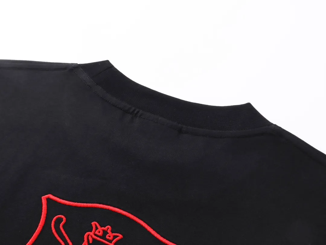 🅿️190 real photos [Top version. Official website quality] BALENCI*GA/Paris BALENCI*GA# New model, 2025 new LION CLUB letter LOGO on the front and back, exquisite embroidery on the left and right cuffs of short-sleeved T-shirts. Brick cabinet synchronization. Welcome to compare. The fabric is made of Paris ZP custom-woven and dyed 100% cotton double-yarn compact cotton. The weight is 260 grams. The cloth surface is clean. The cloth pattern is clear. It is soft and comfortable. It has good color fastness and is not easy to change color. The threads are woven and dyed with no color difference. The embroidery is done using a Tajima embroidery machine, with clear patterns and three-dimensional letters. Comparisons welcome. Restore brick cabinet. The version adopts OS loose shoulder style. Same style for men and women. Code: BL253623 Color: Black Size: XS S M L