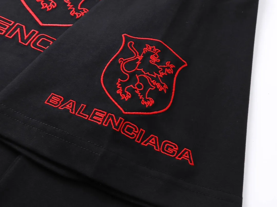 🅿️190 real photos [Top version. Official website quality] BALENCI*GA/Paris BALENCI*GA# New model, 2025 new LION CLUB letter LOGO on the front and back, exquisite embroidery on the left and right cuffs of short-sleeved T-shirts. Brick cabinet synchronization. Welcome to compare. The fabric is made of Paris ZP custom-woven and dyed 100% cotton double-yarn compact cotton. The weight is 260 grams. The cloth surface is clean. The cloth pattern is clear. It is soft and comfortable. It has good color fastness and is not easy to change color. The threads are woven and dyed with no color difference. The embroidery is done using a Tajima embroidery machine, with clear patterns and three-dimensional letters. Comparisons welcome. Restore brick cabinet. The version adopts OS loose shoulder style. Same style for men and women. Code: BL253623 Color: Black Size: XS S M L