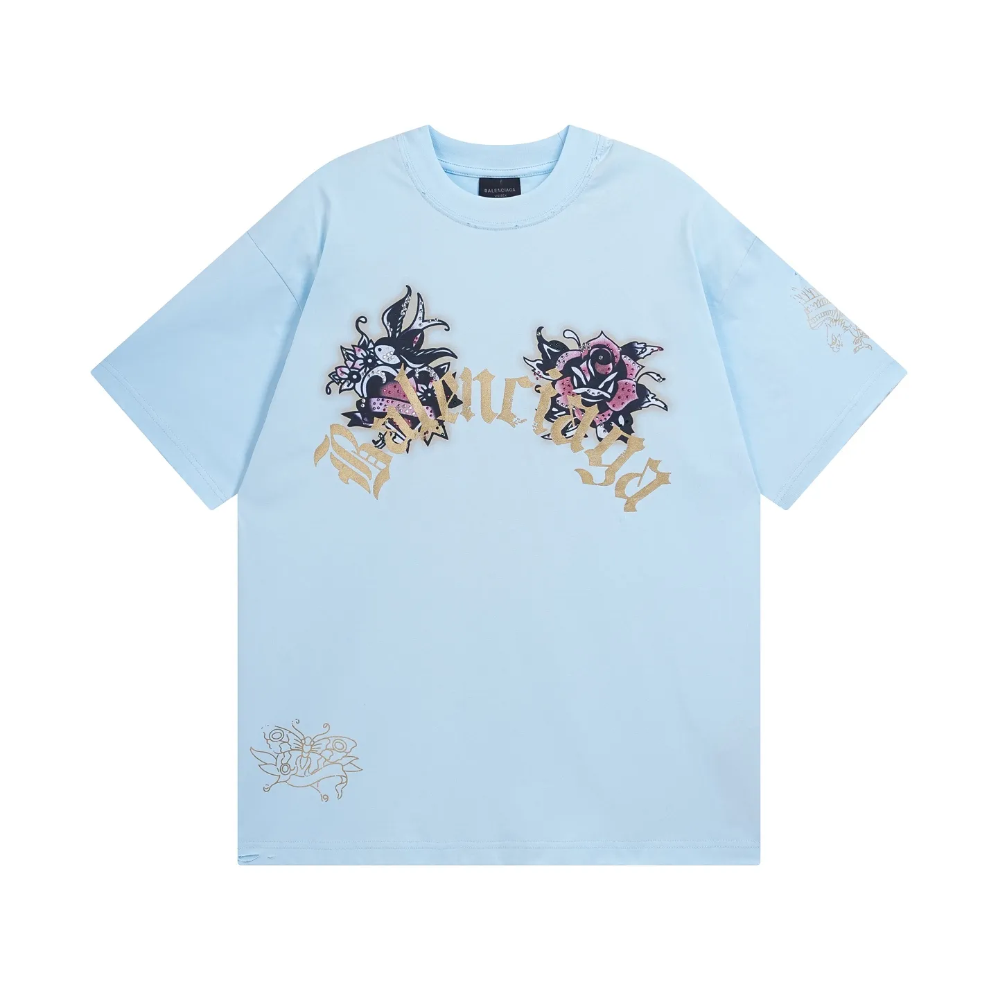 🅿️220 real photos [Top version. Official website quality] BALENCI*GA/25 new model. The front is directly printed with tacky tattoo art work, the right sleeve is printed with graphics, and the front and back are rhinestoned. Ready-to-wear distressed short-sleeved T-shirt # SS25 latest style. Research and development at the first time, different market currencies. Comparisons welcome. The fabric is made of Paris ZP custom-woven and dyed cotton double yarn. Weighing 260 grams, the cloth surface is clean. The cloth pattern is clear, soft and comfortable. The threads are dyed with no color difference. Printing adopts computer direct printing. The front and back pieces are hot-drilled. The garments are washed and worn to make them look old. Jubie market currency. Welcome to compare. The version adopts OS loose shoulder design. Same style for men and women. Code: BL253676 Color: black, light blue Size: XS S M L