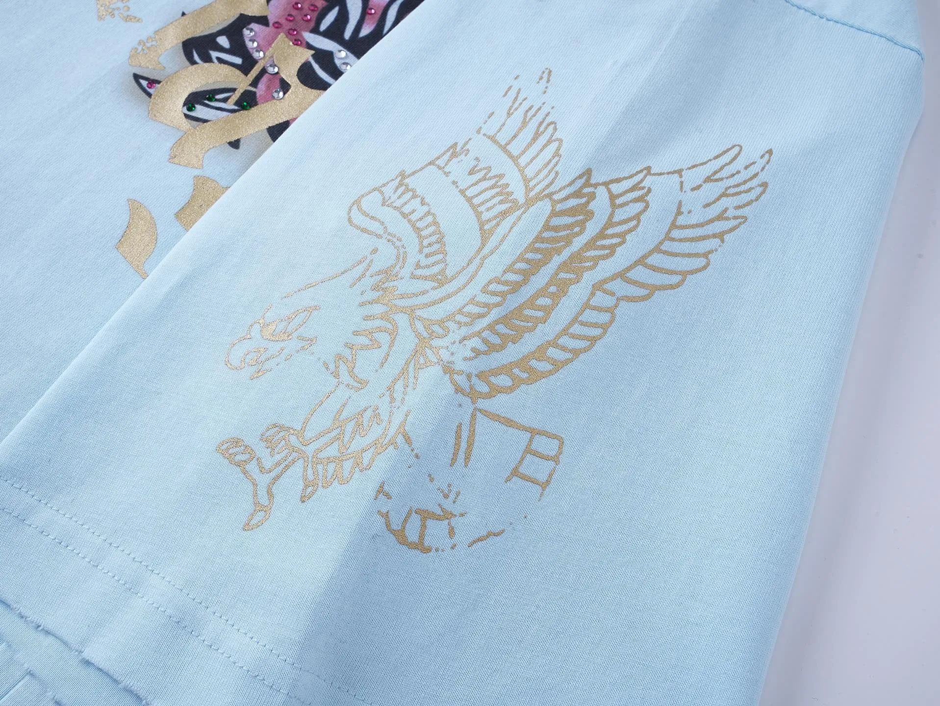 🅿️220 real photos [Top version. Official website quality] BALENCI*GA/25 new model. The front is directly printed with tacky tattoo art work, the right sleeve is printed with graphics, and the front and back are rhinestoned. Ready-to-wear distressed short-sleeved T-shirt # SS25 latest style. Research and development at the first time, different market currencies. Comparisons welcome. The fabric is made of Paris ZP custom-woven and dyed cotton double yarn. Weighing 260 grams, the cloth surface is clean. The cloth pattern is clear, soft and comfortable. The threads are dyed with no color difference. Printing adopts computer direct printing. The front and back pieces are hot-drilled. The garments are washed and worn to make them look old. Jubie market currency. Welcome to compare. The version adopts OS loose shoulder design. Same style for men and women. Code: BL253676 Color: black, light blue Size: XS S M L