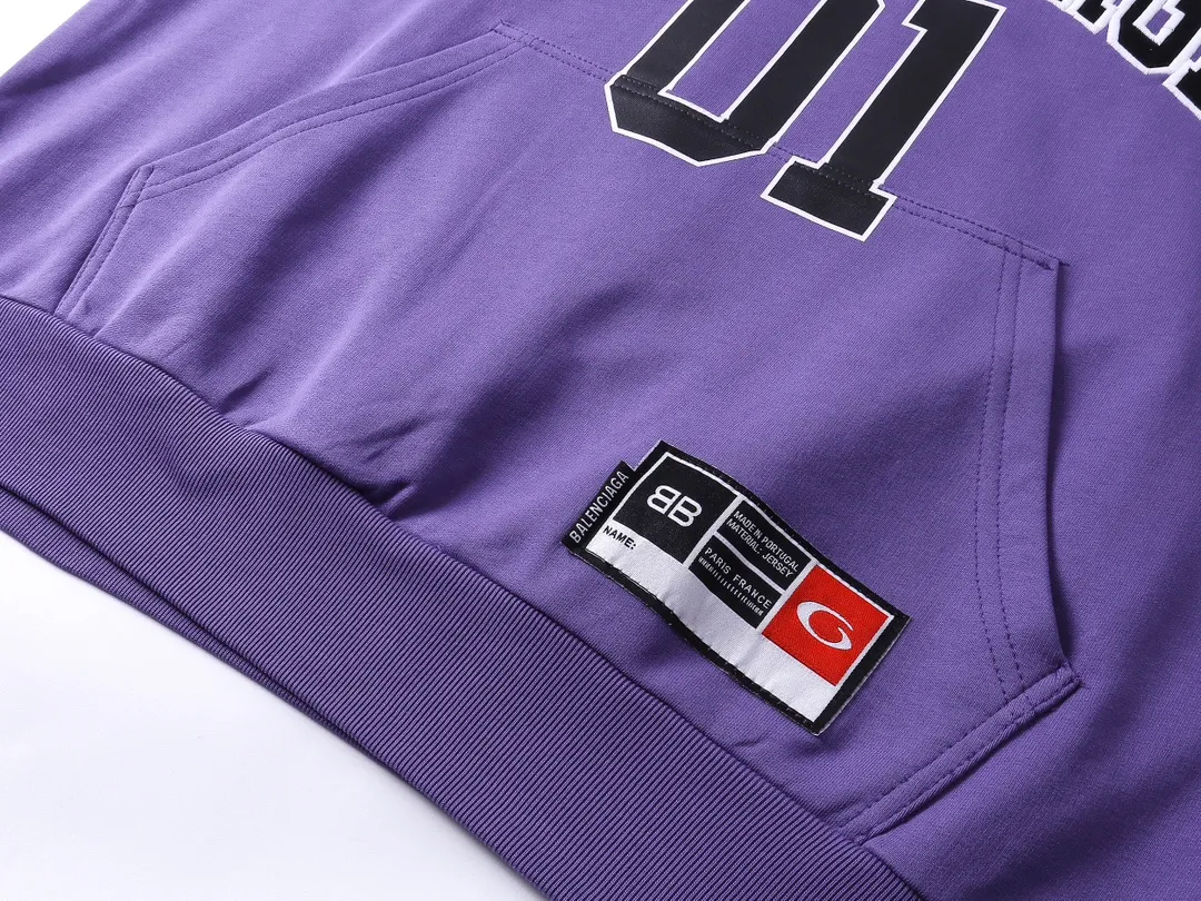 🅿️360 real photos [Top version. Official website quality] BALENCI*GA/Paris.SS25 latest basketball uniform embroidered printed hooded long-sleeved sweatshirt. The front embroidery is embroidered and printed using a Tajima computer embroidery machine, the lower left corner is stamped, and the back piece is printed. The brick cabinets are synchronized. The authentic product is developed at the first time. The fabric is made of Paris ZP custom-woven and dyed cotton sweatshirt. Weighing 460 grams, the cloth surface is clean. The cloth pattern is clear, soft and comfortable. The threads are dyed with no color difference. The printing uses environmentally friendly imported materials, the letters are clear and the effect is three-dimensional. The version adopts OS loose shoulder design. Same style for men and women. Code: BL258959 Color: Black Purple Colorful Blue Size: XS S M L