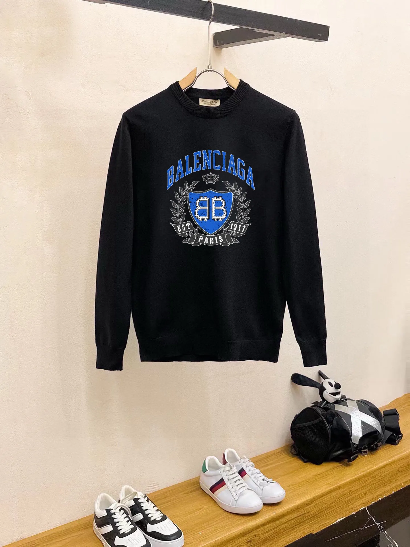 🅿️240 【BALENCIAGA】Autumn and winter classic round neck pullover sweater, in full condition! ! ! Wool blended fabric, the latest model in 2025, golden ratio! ! Slim-fitting soft gold, versatile and practical item, the combination and practicality are extremely powerful, simple and elegant, and classy! To create your own style, it is highly recommended to buy it in two colors. The standard slim fit tailoring process is suitable for both young and old men. It is knitted from wool and will not cause any discomfort! While keeping warm, it is stylish, textured and wearable, and the classic logo with contrasting colors on the chest feels in place! ! Recommended for regular customers! ! Size M-3XL (maximum wear: 190 pounds)