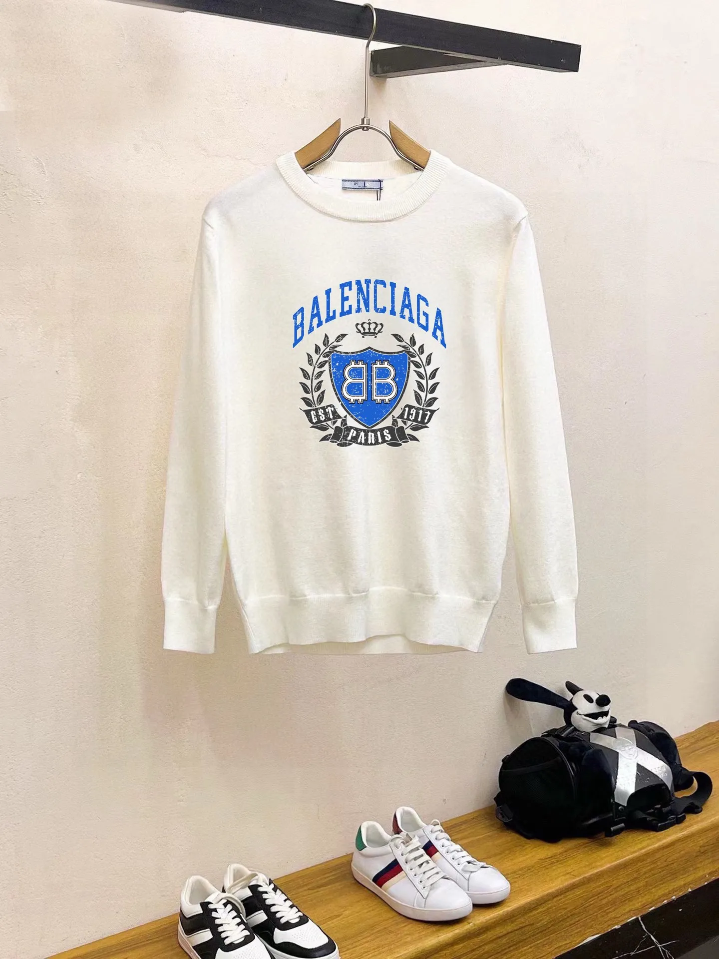 🅿️240 【BALENCIAGA】Autumn and winter classic round neck pullover sweater, in full condition! ! ! Wool blended fabric, the latest model in 2025, golden ratio! ! Slim-fitting soft gold, versatile and practical item, the combination and practicality are extremely powerful, simple and elegant, and classy! To create your own style, it is highly recommended to buy it in two colors. The standard slim fit tailoring process is suitable for both young and old men. It is knitted from wool and will not cause any discomfort! While keeping warm, it is stylish, textured and wearable, and the classic logo with contrasting colors on the chest feels in place! ! Recommended for regular customers! ! Size M-3XL (maximum wear: 190 pounds)