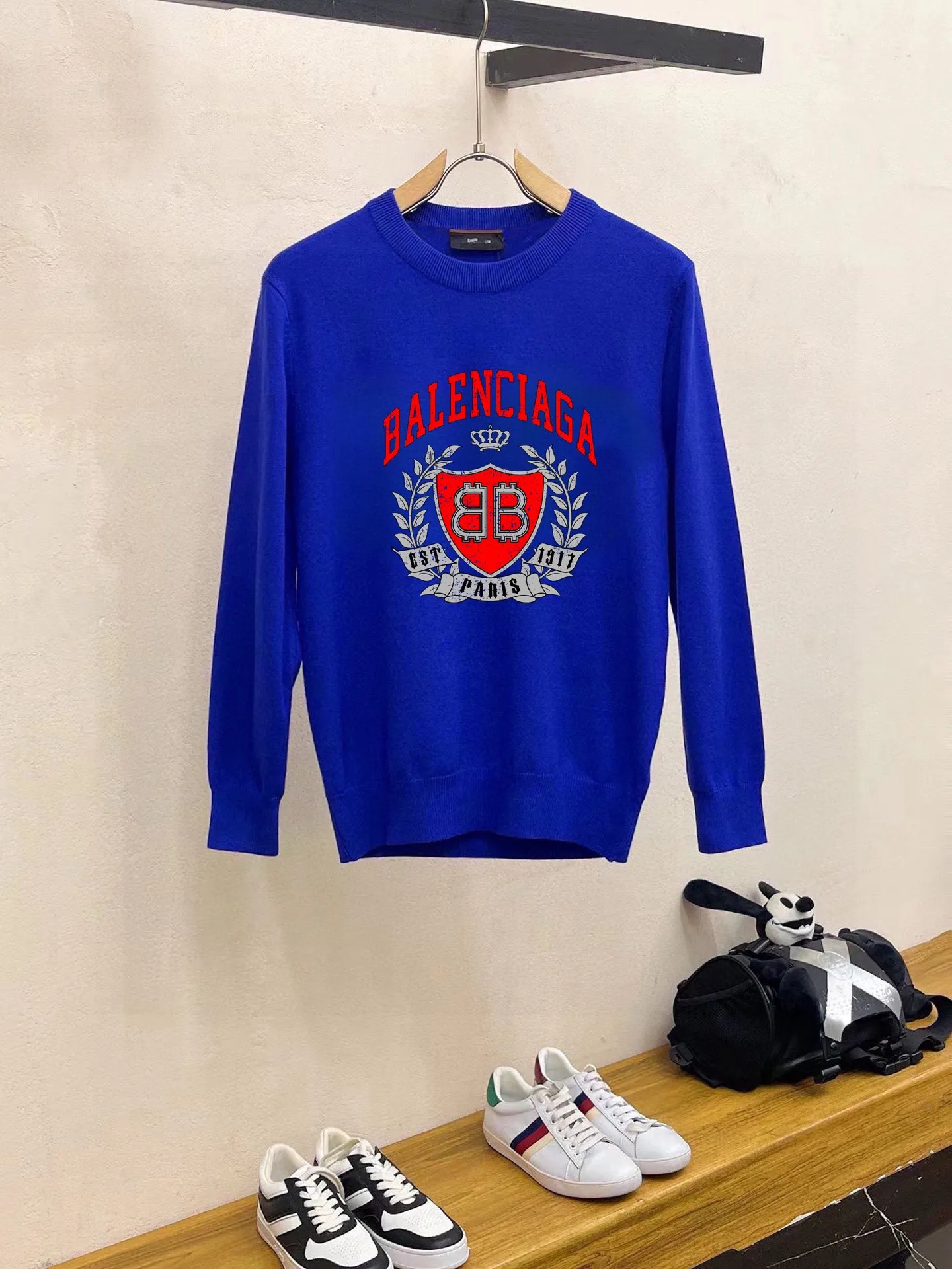 🅿️240 【BALENCIAGA】Autumn and winter classic round neck pullover sweater, in full condition! ! ! Wool blended fabric, the latest model in 2025, golden ratio! ! Slim-fitting soft gold, versatile and practical item, the combination and practicality are extremely powerful, simple and elegant, and classy! To create your own style, it is highly recommended to buy it in two colors. The standard slim fit tailoring process is suitable for both young and old men. It is knitted from wool and will not cause any discomfort! While keeping warm, it is stylish, textured and wearable, and the classic logo with contrasting colors on the chest feels in place! ! Recommended for regular customers! ! Size M-3XL (maximum wear: 190 pounds)