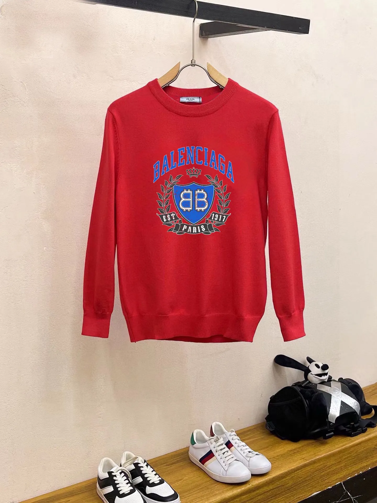 🅿️240 【BALENCIAGA】Autumn and winter classic round neck pullover sweater, in full condition! ! ! Wool blended fabric, the latest model in 2025, golden ratio! ! Slim-fitting soft gold, versatile and practical item, the combination and practicality are extremely powerful, simple and elegant, and classy! To create your own style, it is highly recommended to buy it in two colors. The standard slim fit tailoring process is suitable for both young and old men. It is knitted from wool and will not cause any discomfort! While keeping warm, it is stylish, textured and wearable, and the classic logo with contrasting colors on the chest feels in place! ! Recommended for regular customers! ! Size M-3XL (maximum wear: 190 pounds)