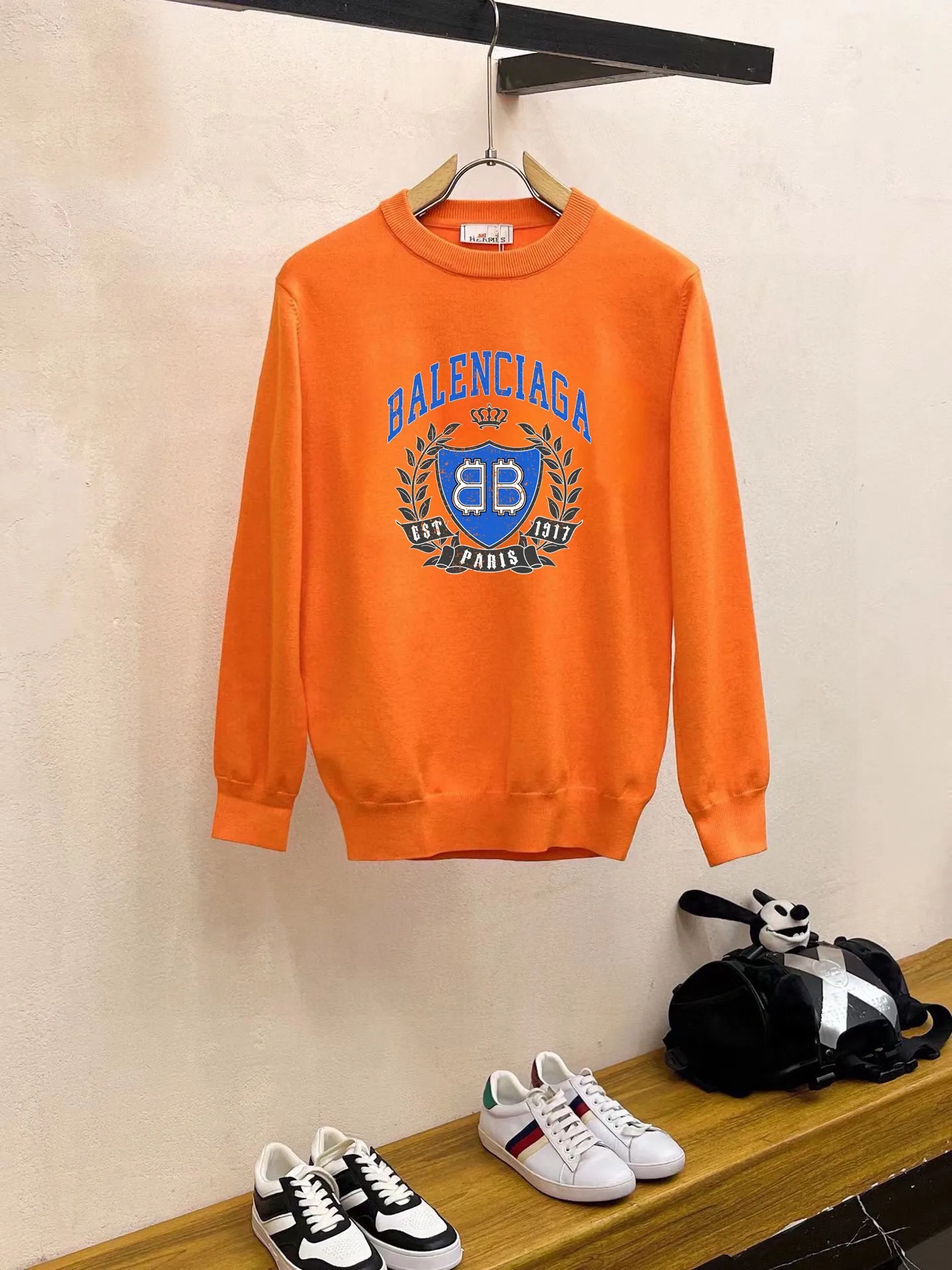 🅿️240 【BALENCIAGA】Autumn and winter classic round neck pullover sweater, in full condition! ! ! Wool blended fabric, the latest model in 2025, golden ratio! ! Slim-fitting soft gold, versatile and practical item, the combination and practicality are extremely powerful, simple and elegant, and classy! To create your own style, it is highly recommended to buy it in two colors. The standard slim fit tailoring process is suitable for both young and old men. It is knitted from wool and will not cause any discomfort! While keeping warm, it is stylish, textured and wearable, and the classic logo with contrasting colors on the chest feels in place! ! Recommended for regular customers! ! Size M-3XL (maximum wear: 190 pounds)