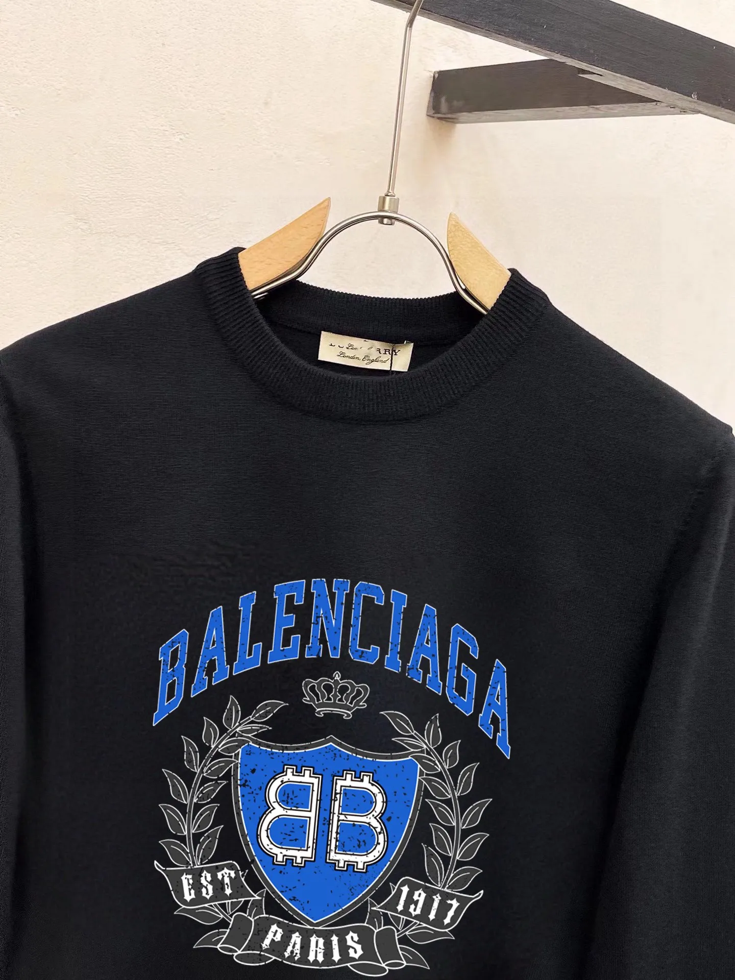 🅿️240 【BALENCIAGA】Autumn and winter classic round neck pullover sweater, in full condition! ! ! Wool blended fabric, the latest model in 2025, golden ratio! ! Slim-fitting soft gold, versatile and practical item, the combination and practicality are extremely powerful, simple and elegant, and classy! To create your own style, it is highly recommended to buy it in two colors. The standard slim fit tailoring process is suitable for both young and old men. It is knitted from wool and will not cause any discomfort! While keeping warm, it is stylish, textured and wearable, and the classic logo with contrasting colors on the chest feels in place! ! Recommended for regular customers! ! Size M-3XL (maximum wear: 190 pounds)