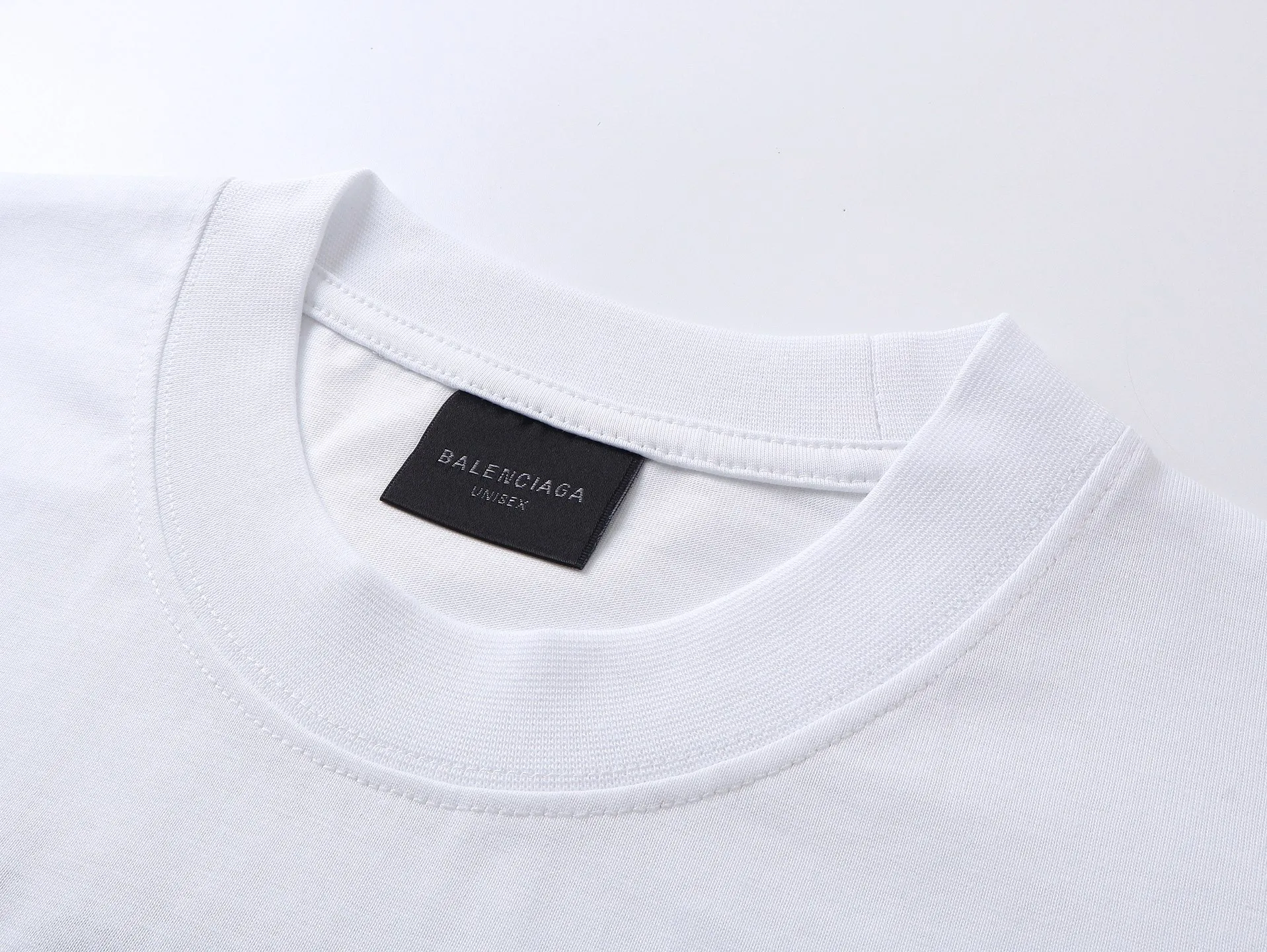 🅿️196 Actual pictures [Top version. Official website quality] BALENCI*GA/Paris #2025 new style front and rear letter LOGO embroidered tape taped short-sleeved T-shirt, full of design. Welcome to compare. The fabric is made of Paris ZP custom-woven and dyed cotton double yarn, weight 260 grams, clean cloth surface, clear cloth pattern, soft and comfortable. The threads are dyed with no color difference. The classic letter LOGO is embroidered with imported Tajima embroidery machine. The tape is stamped with imported transparent glue. The effect is three-dimensional. Restore the brick cabinet, adopt the OS loose shoulder version. Same style for men and women. Code: BL253662 Color: black, sky blue, white, floral gray Size: XS S M L