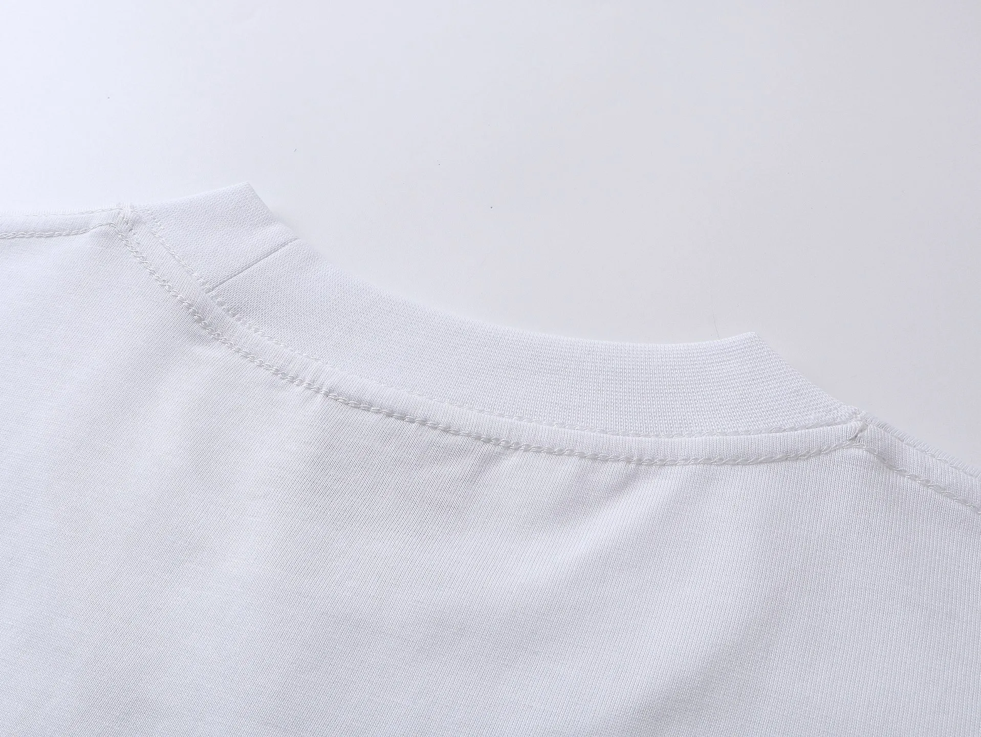 🅿️196 Actual pictures [Top version. Official website quality] BALENCI*GA/Paris #2025 new style front and rear letter LOGO embroidered tape taped short-sleeved T-shirt, full of design. Welcome to compare. The fabric is made of Paris ZP custom-woven and dyed cotton double yarn, weight 260 grams, clean cloth surface, clear cloth pattern, soft and comfortable. The threads are dyed with no color difference. The classic letter LOGO is embroidered with imported Tajima embroidery machine. The tape is stamped with imported transparent glue. The effect is three-dimensional. Restore the brick cabinet, adopt the OS loose shoulder version. Same style for men and women. Code: BL253662 Color: black, sky blue, white, floral gray Size: XS S M L